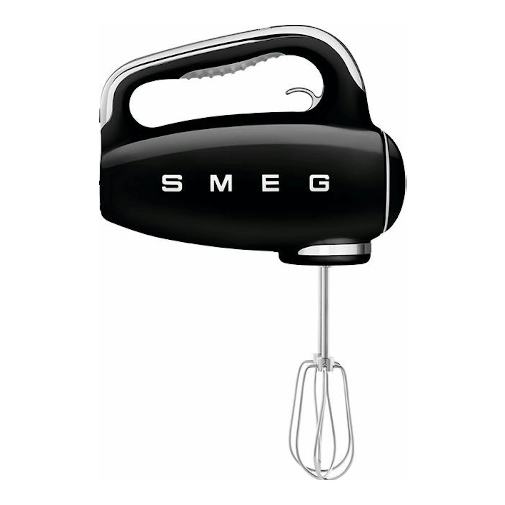 Amasadora Smeg HMF01BLEU negra, vista lateral, con varilla batidora sobre fondo blanco.