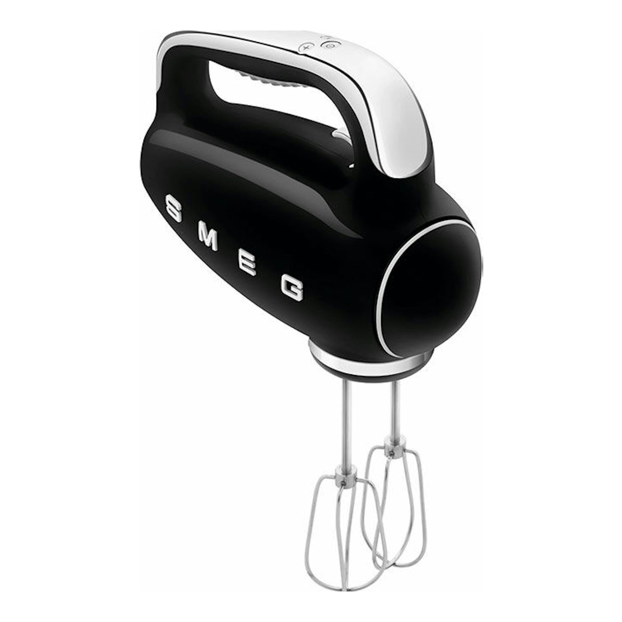 Batidora de mano Smeg HMF01BLEU negra con detalles plateados, vista frontal inclinada, con varillas.