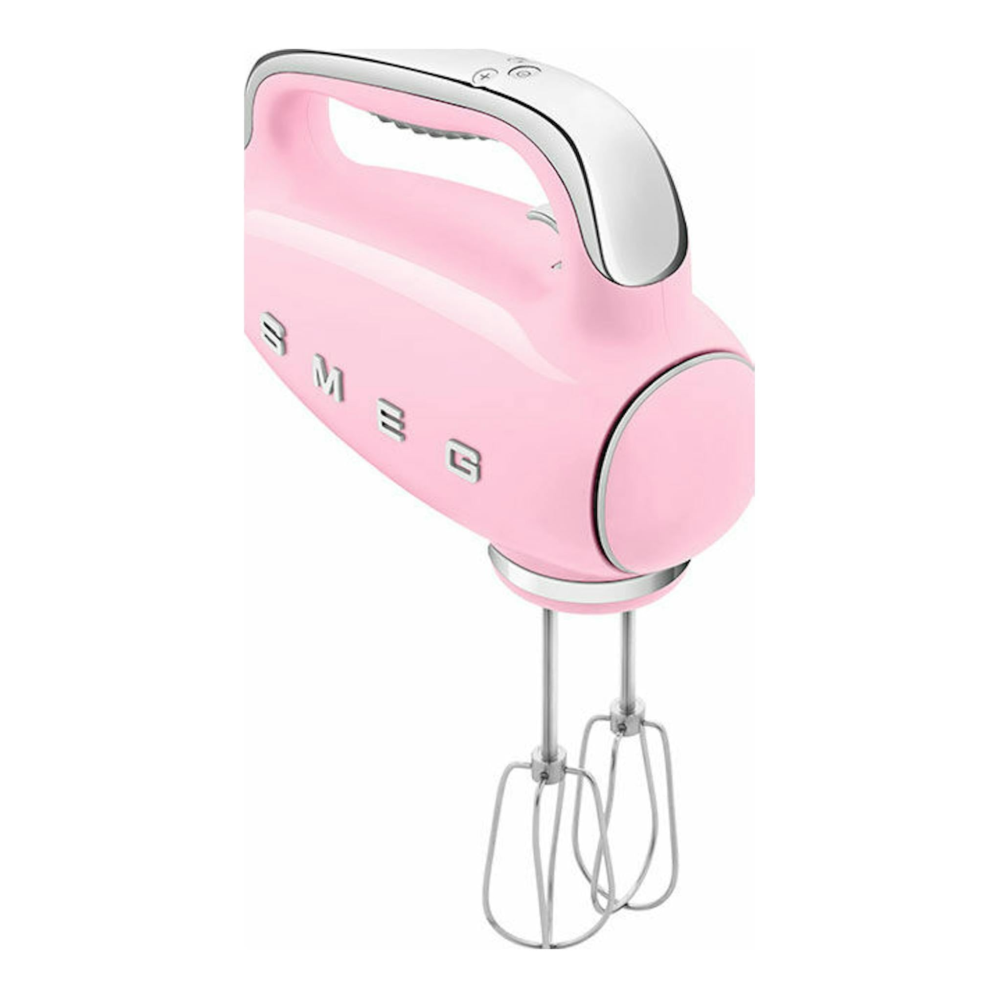 Batidora amasadora Smeg HMF01PKEU rosa y plateada, vista frontal lateral, con varillas dobles.