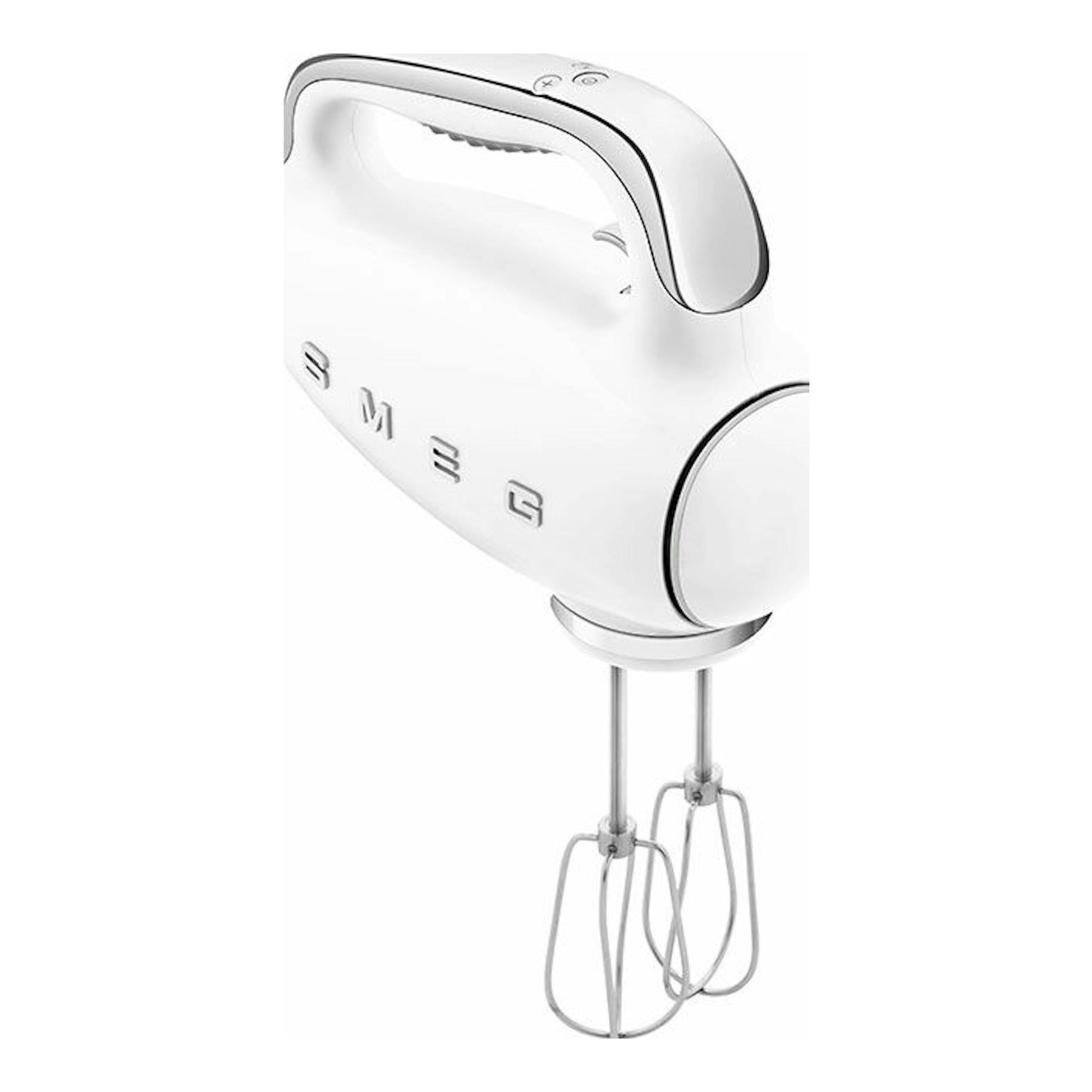Amasadora de mano Smeg HMF01WHEU blanca, vista en tres cuartos, con dos varillas batidoras.