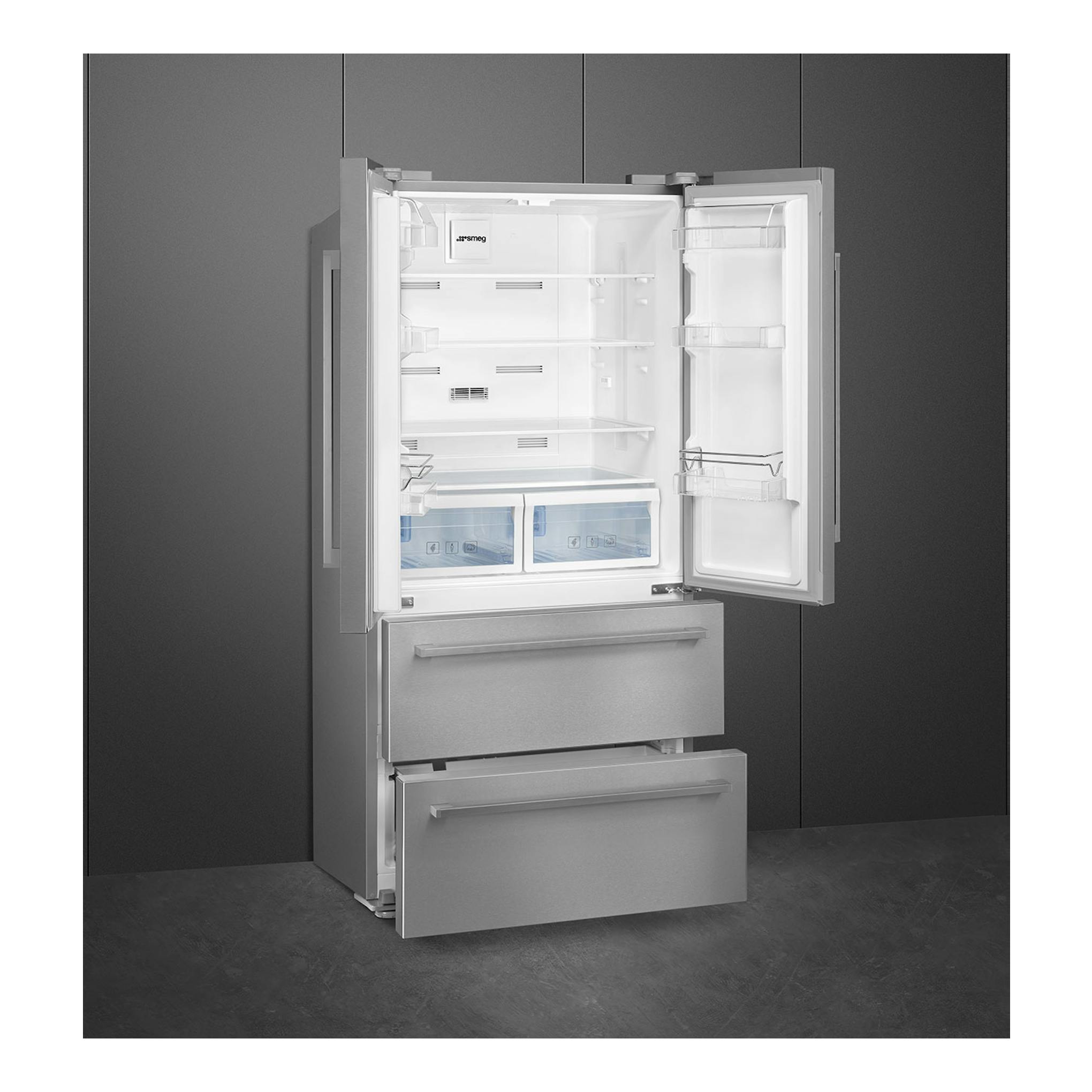 Frigorífico americano Smeg FQ55FXDE en inox, visto de frente con puertas abiertas y cajones inferiores abiertos