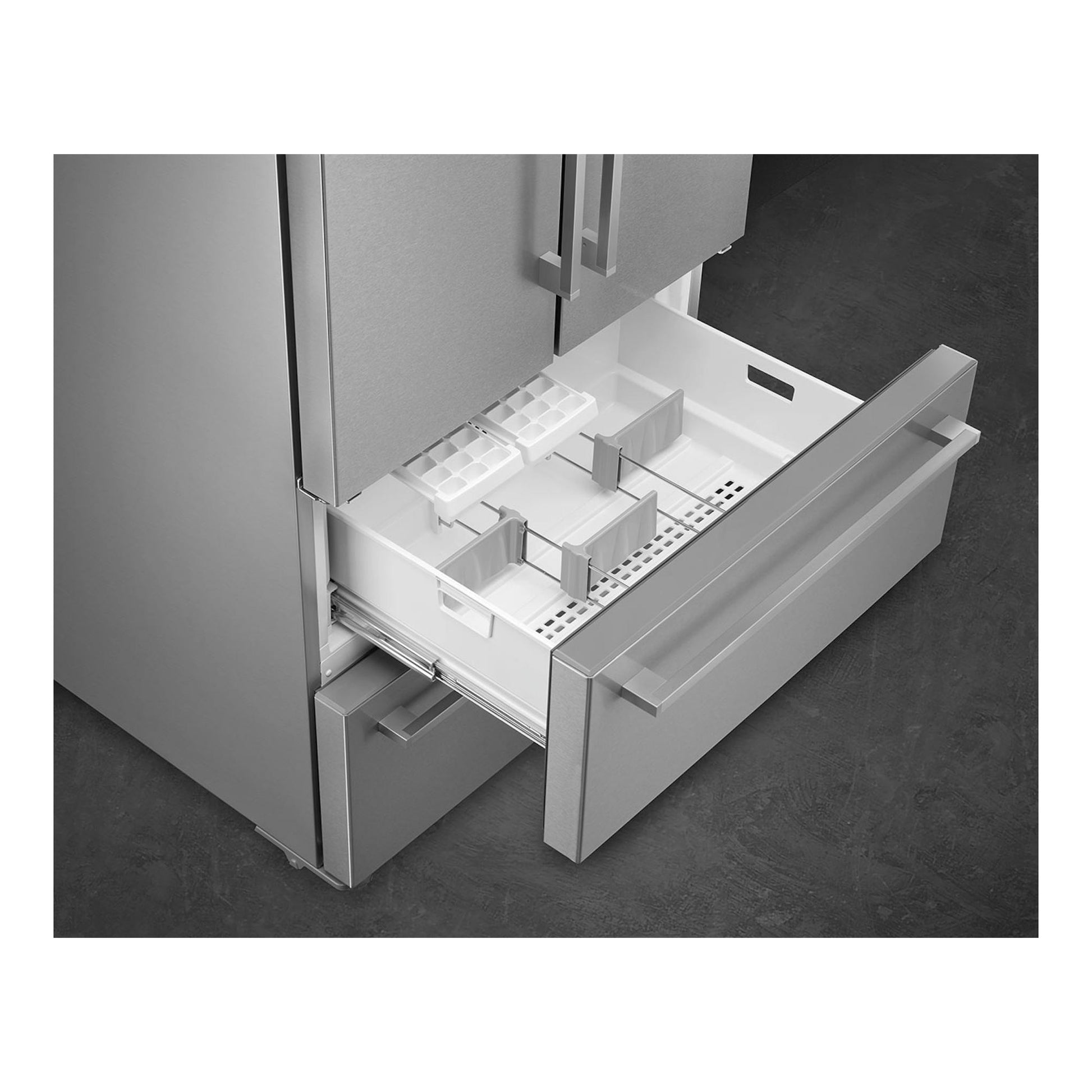 Frigorífico americano Smeg FQ55FXDE en inox, con cajón inferior abierto, vista frontal parcial.