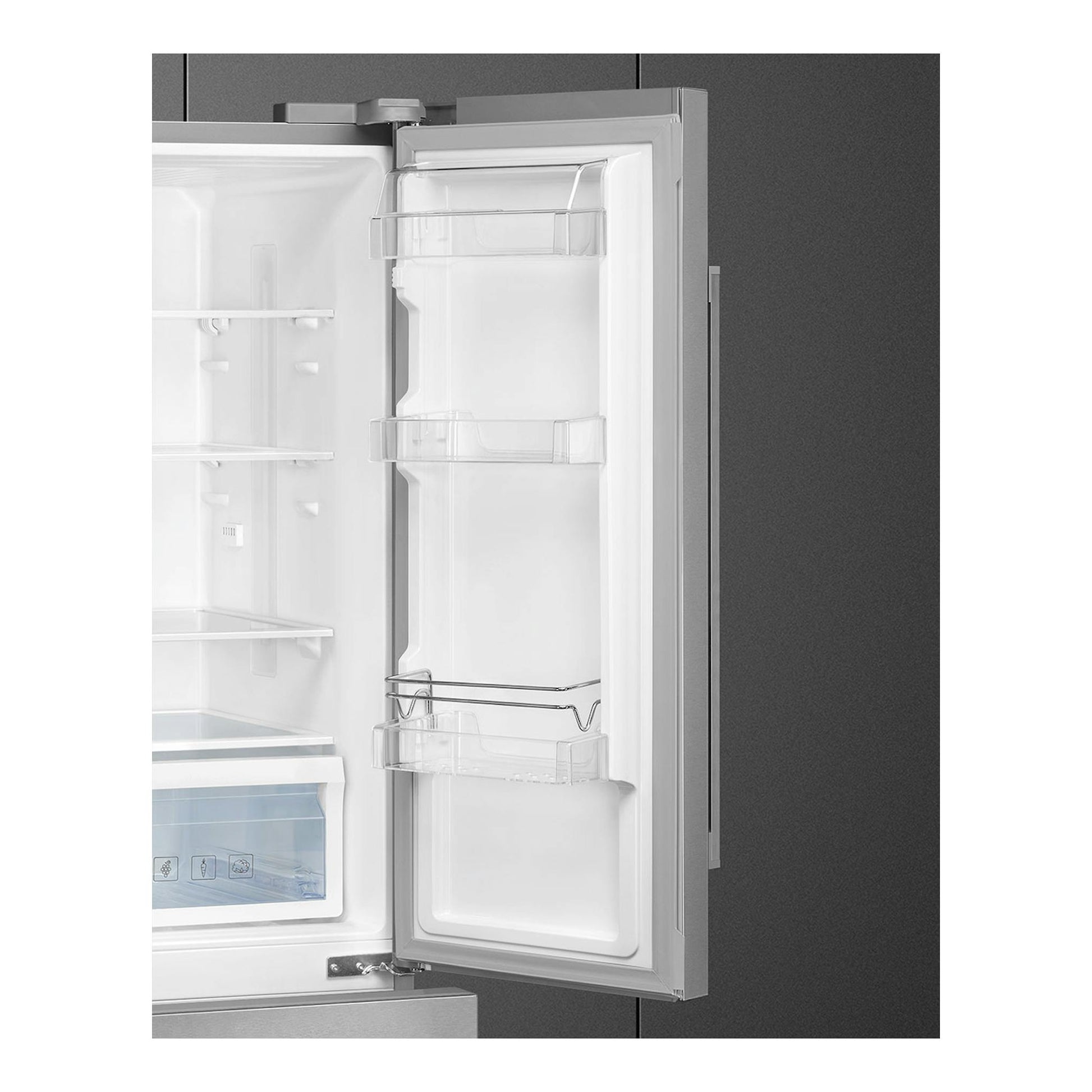 Frigorífico americano Smeg FQ55FXDE abierto, interior blanco e inox, con baldas y compartimentos en la puerta.