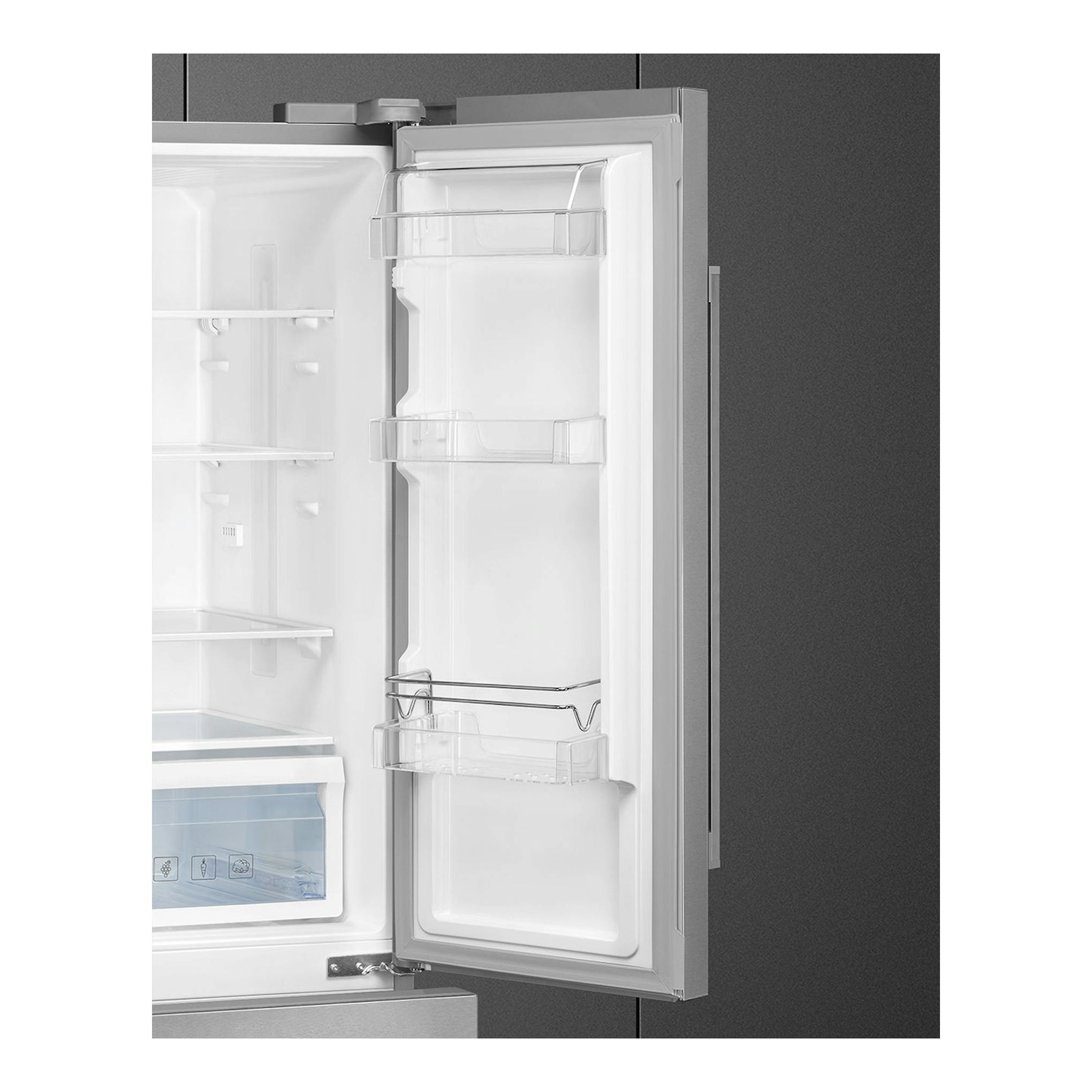 Frigorífico americano Smeg FQ55FXDE abierto, interior blanco e inox, con baldas y compartimentos en la puerta.