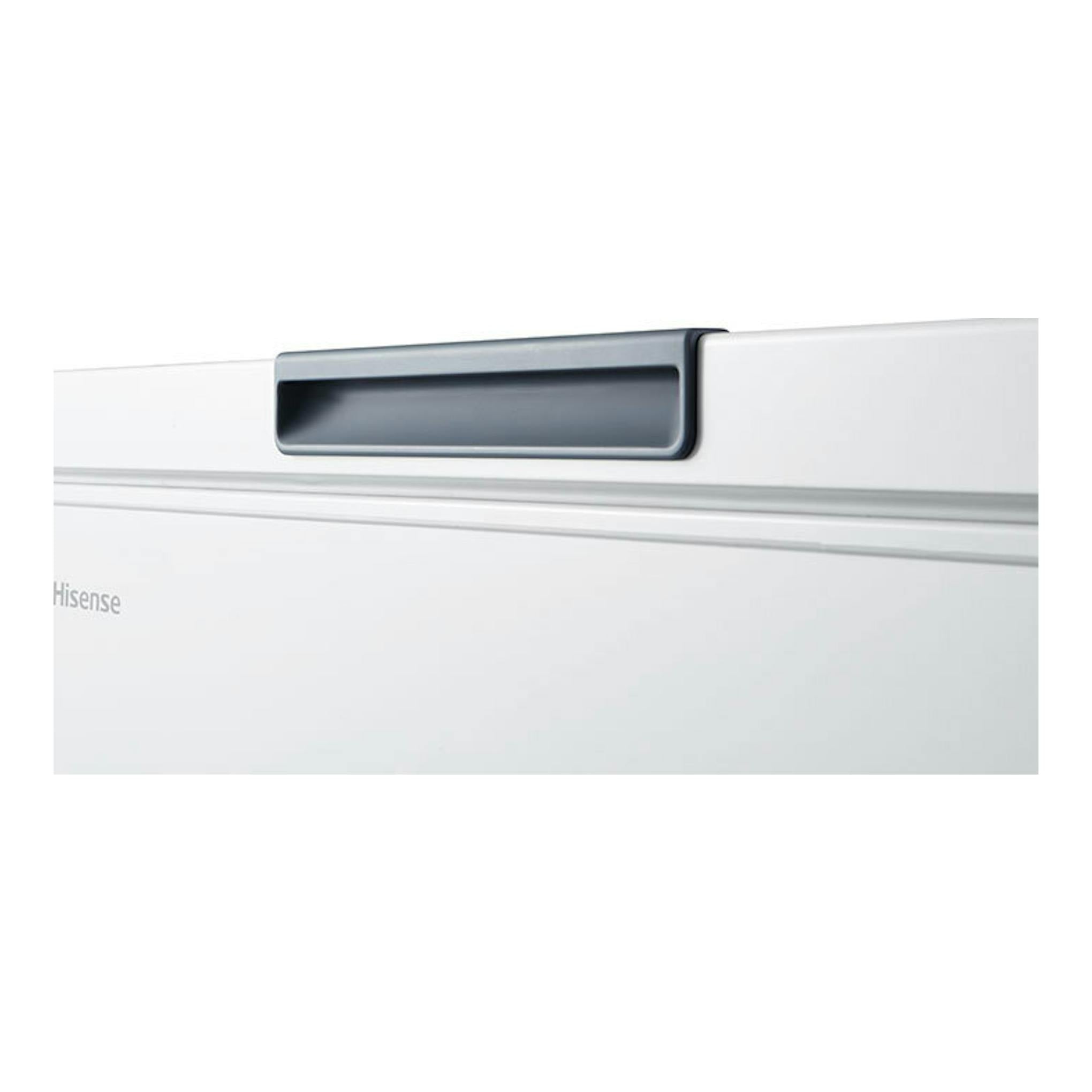 Arcón congelador Hisense FT184D4AWYE blanco, vista parcial frontal con asa superior gris.