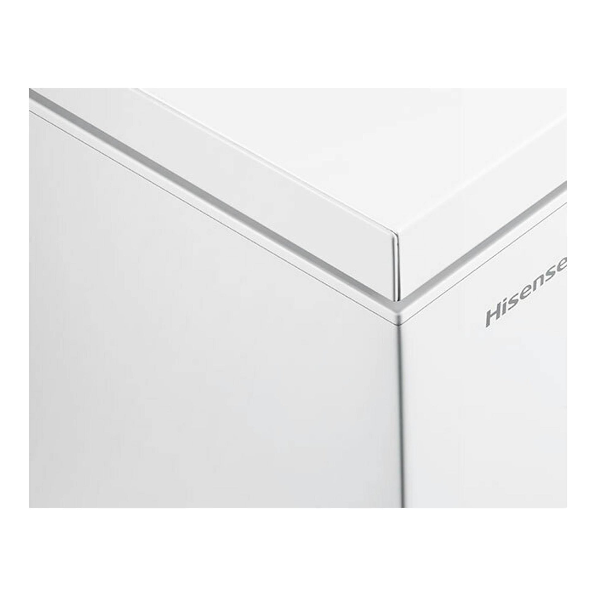 Arcon Hisense FT184D4AWYE blanco, vista en primer plano de la esquina superior y el logo.