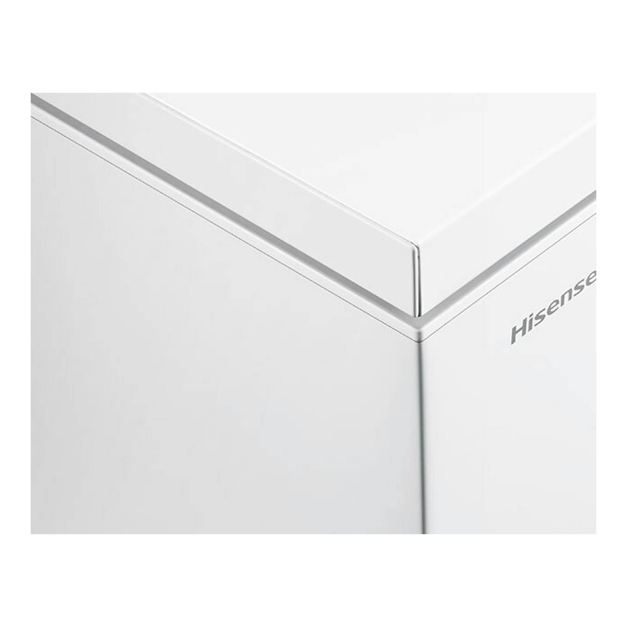 Arcon Hisense FT184D4AWYE blanco, vista en primer plano de la esquina superior y el logo.