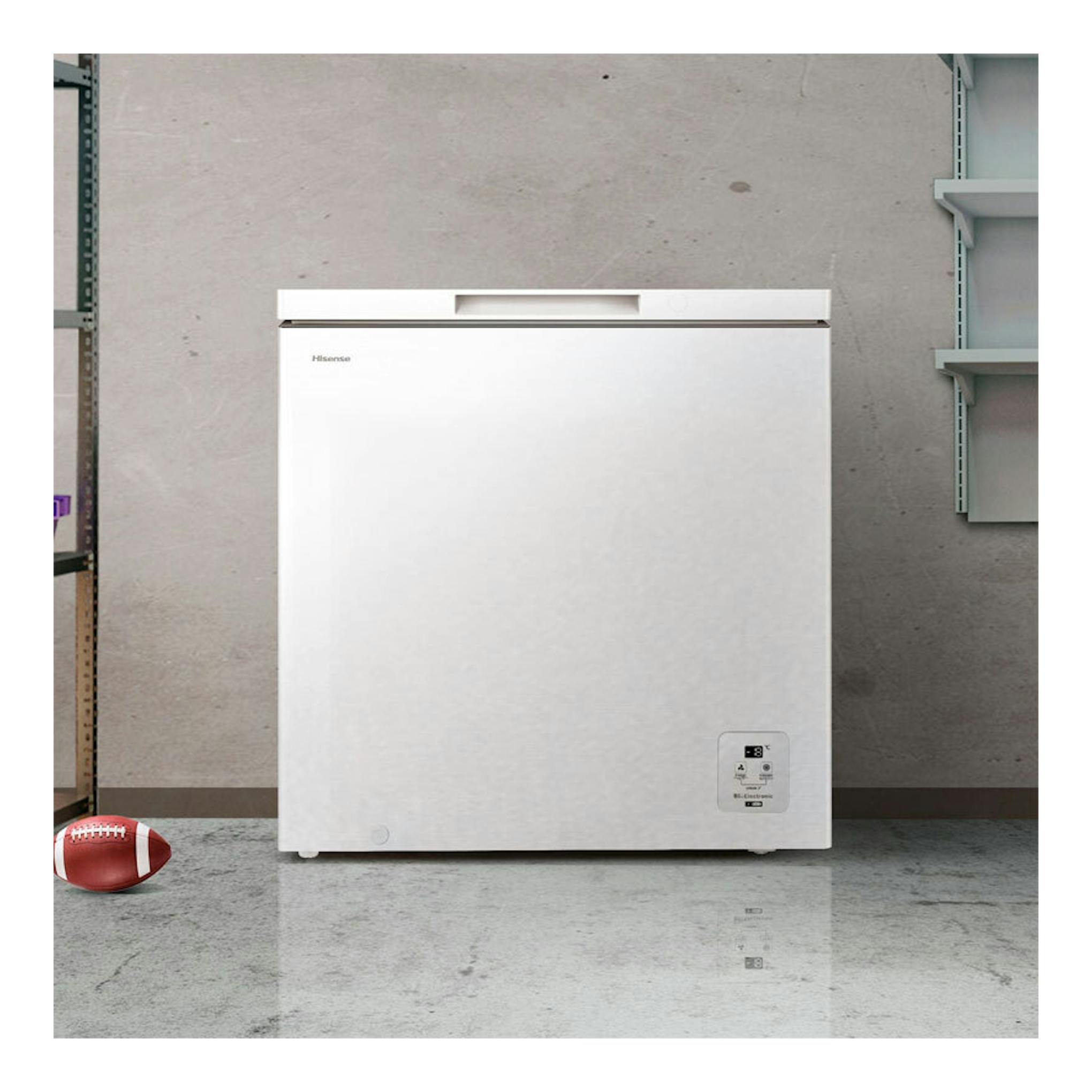 Arcón congelador Hisense FT200N1AWDL blanco, vista frontal, con tapa superior y panel de control en la esquina inferior.