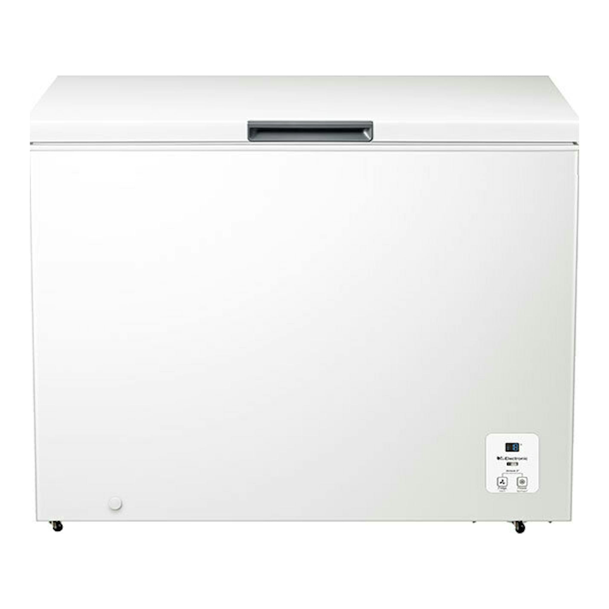 Arcón congelador Hisense FT386D4AWLYE blanco, vista frontal, con tapa superior y ruedas.