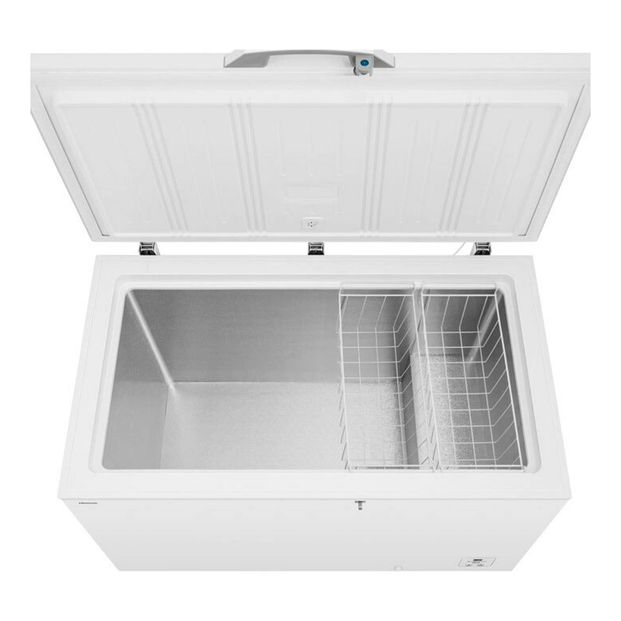 Arcón congelador Hisense FT484D4AWLYD blanco, vista superior con tapa abierta y cestas interiores.