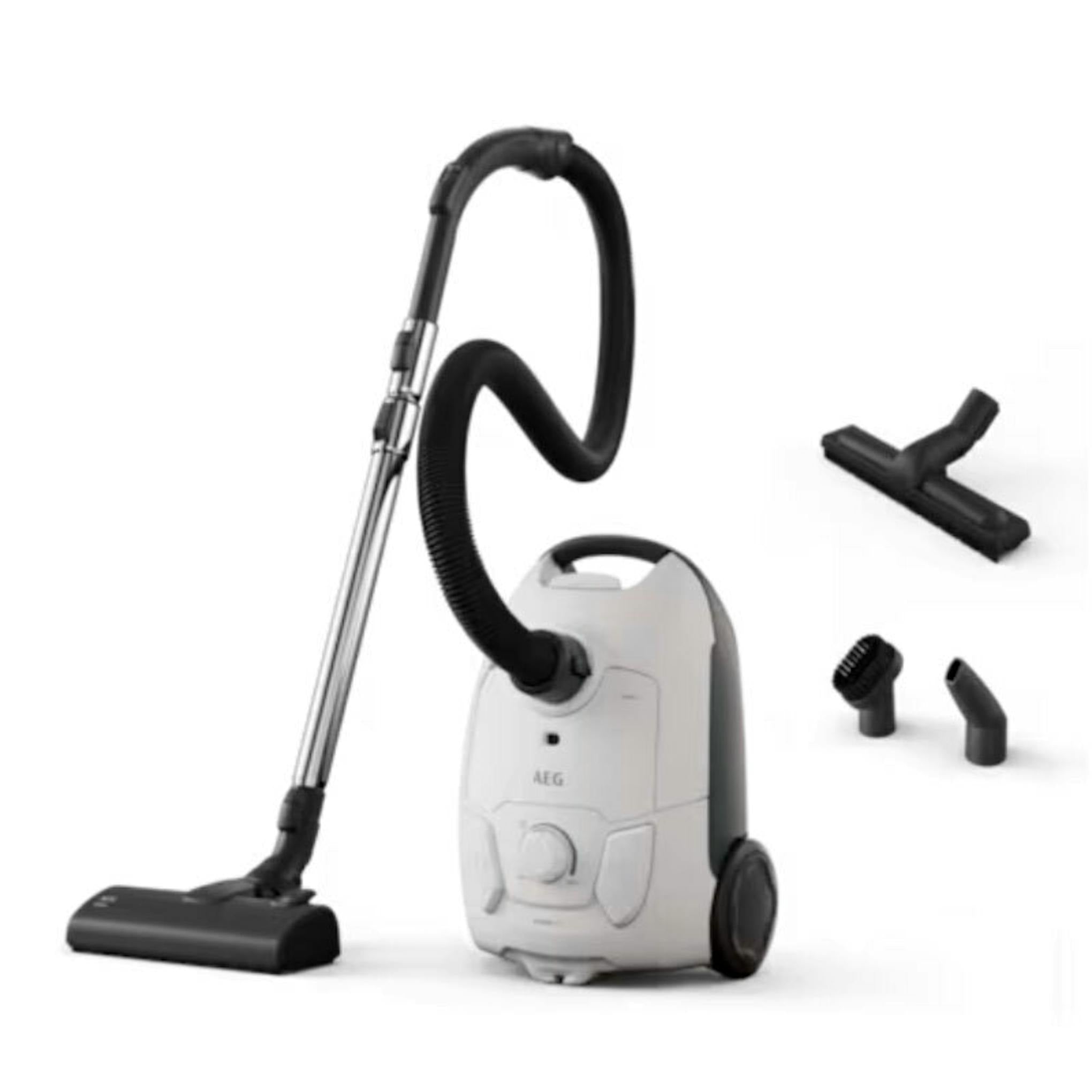 Aspirador AEG AB51C2SW con tubo, cepillo y accesorios sobre fondo blanco