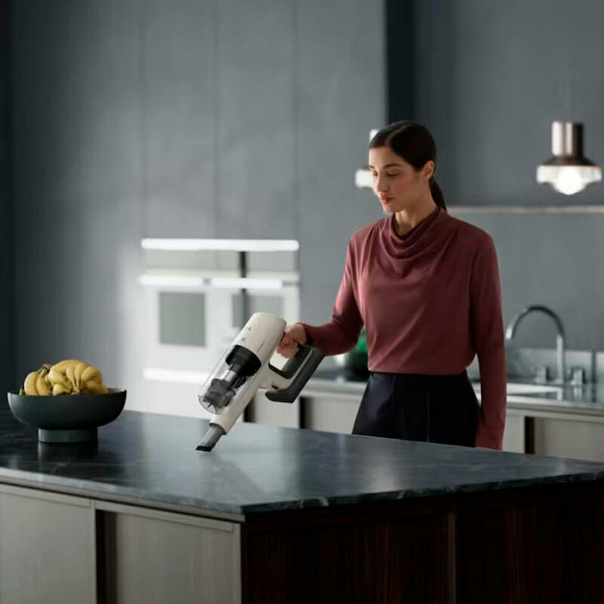 Aspirador inalámbrico AEG AP81UB25SH en una cocina