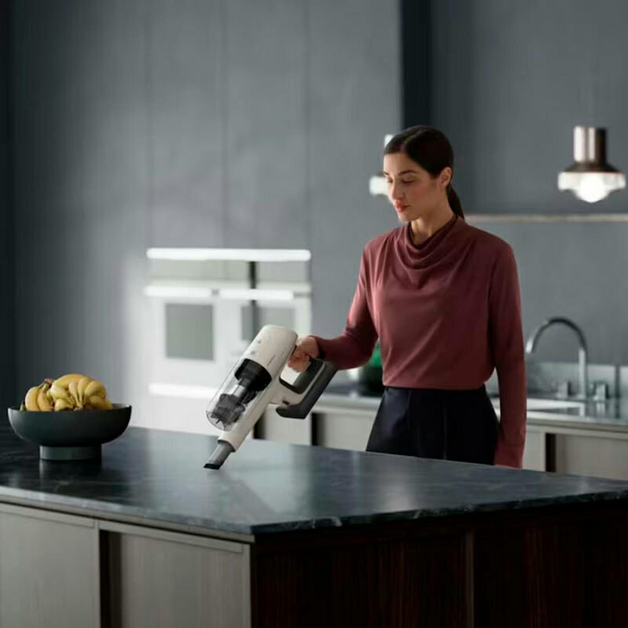 Aspirador inalámbrico AEG AP81UB25SH en una cocina