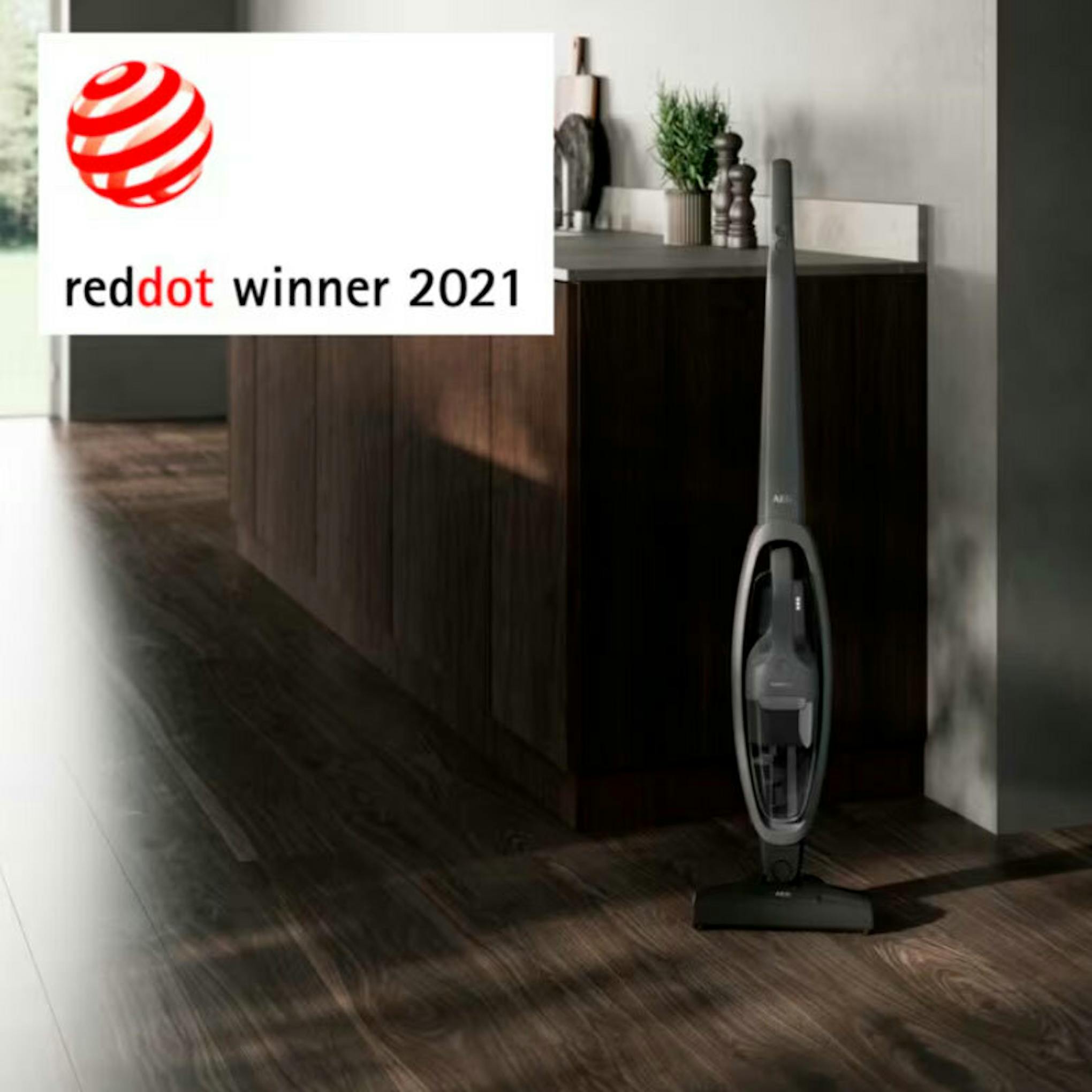 Aspirador vertical AEG AS52CB18DG en una cocina moderna