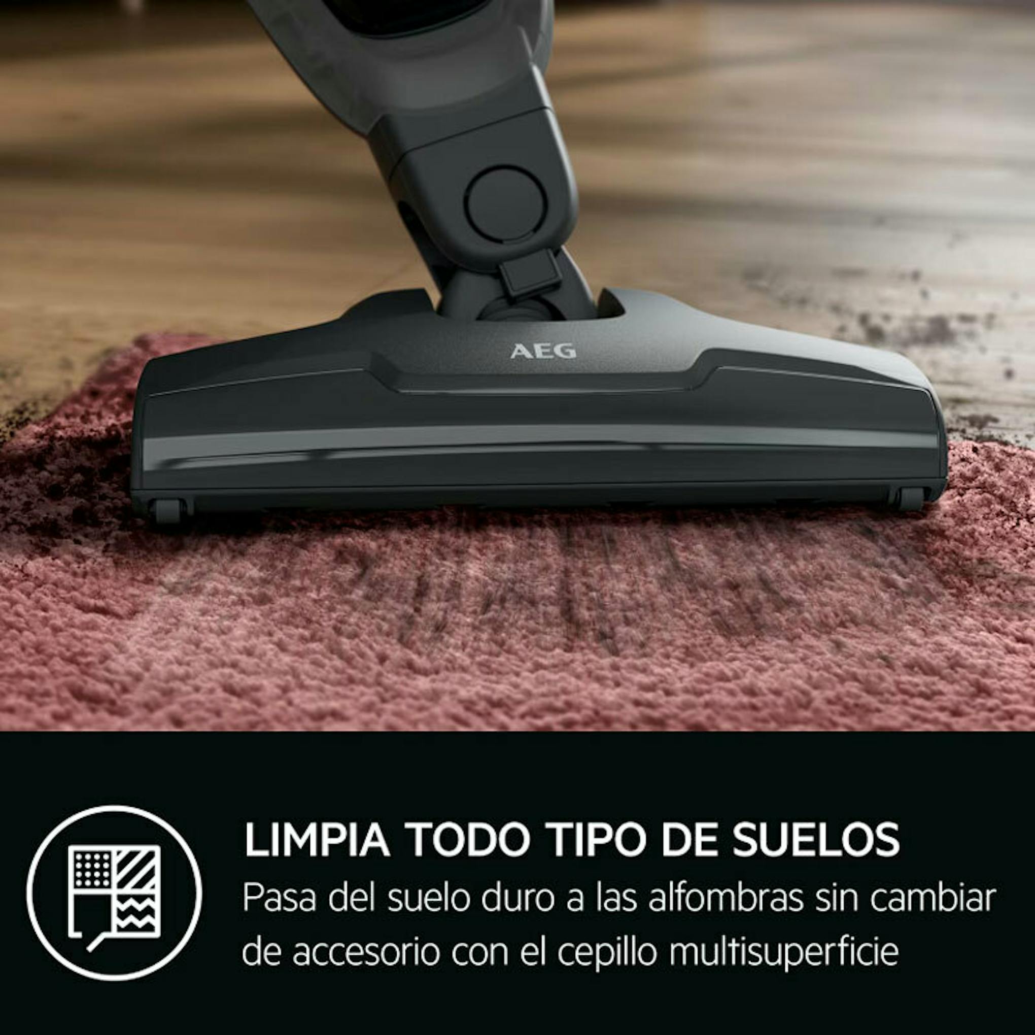 Cepillo multisuperficie del aspirador AEG AS52CB18DG sobre una alfombra