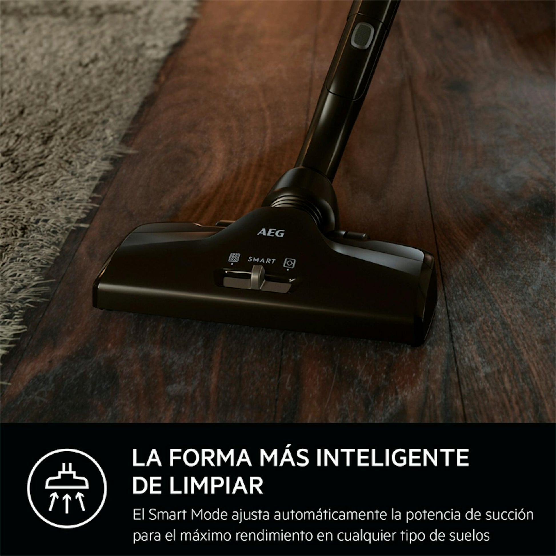 Cabezal de un aspirador con bolsa AEG VX82-1-5DB sobre suelo de madera.