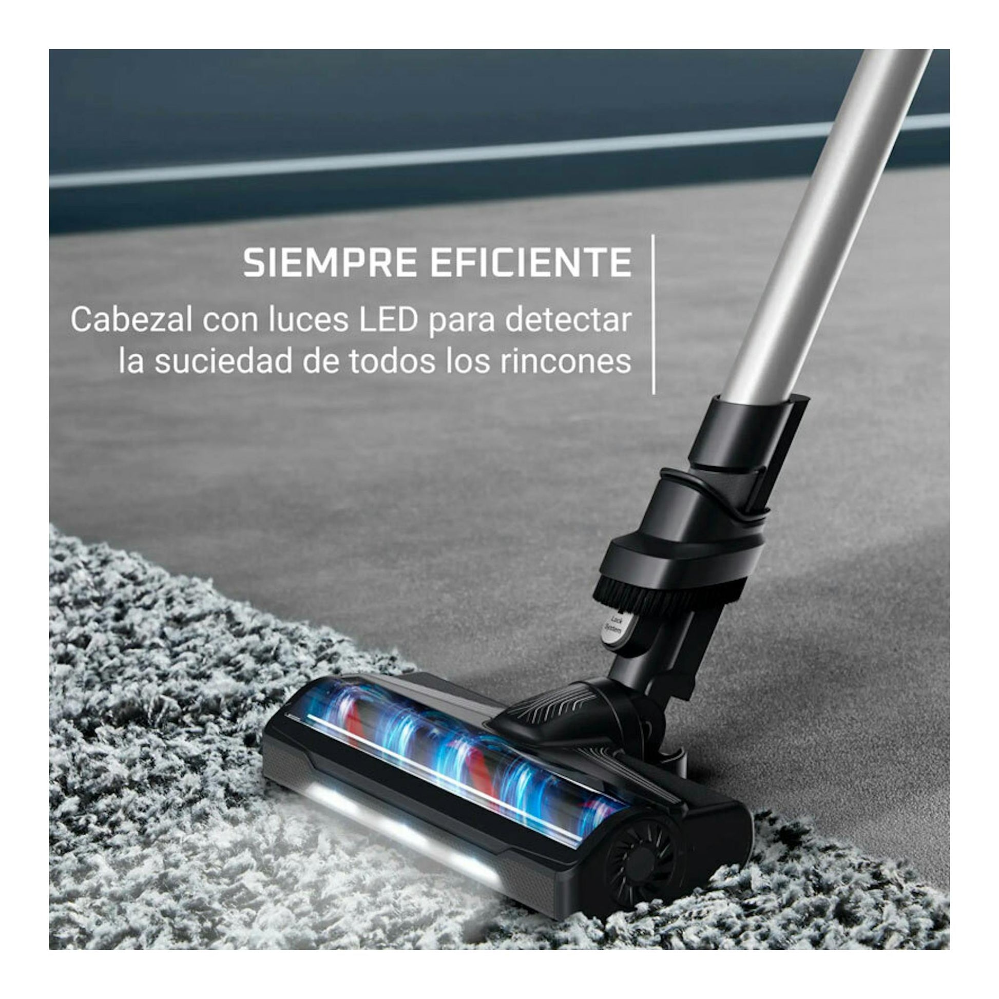 Rowenta RH6A35WO, aspirador escoba negro y plata con cabezal LED sobre alfombra gris, vista lateral.