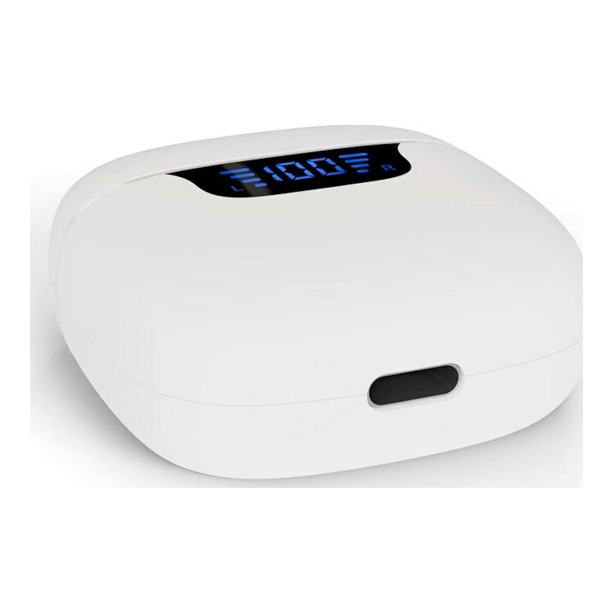 Estuche blanco de auriculares Bluetooth con pantalla LED azul, en vista frontal inclinada.