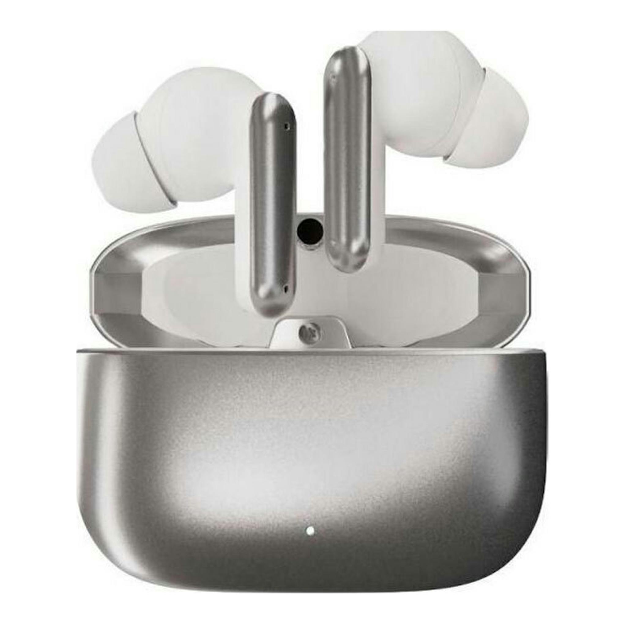 Auriculares Bluetooth metálicos plateados con estuche abierto, vista frontal.