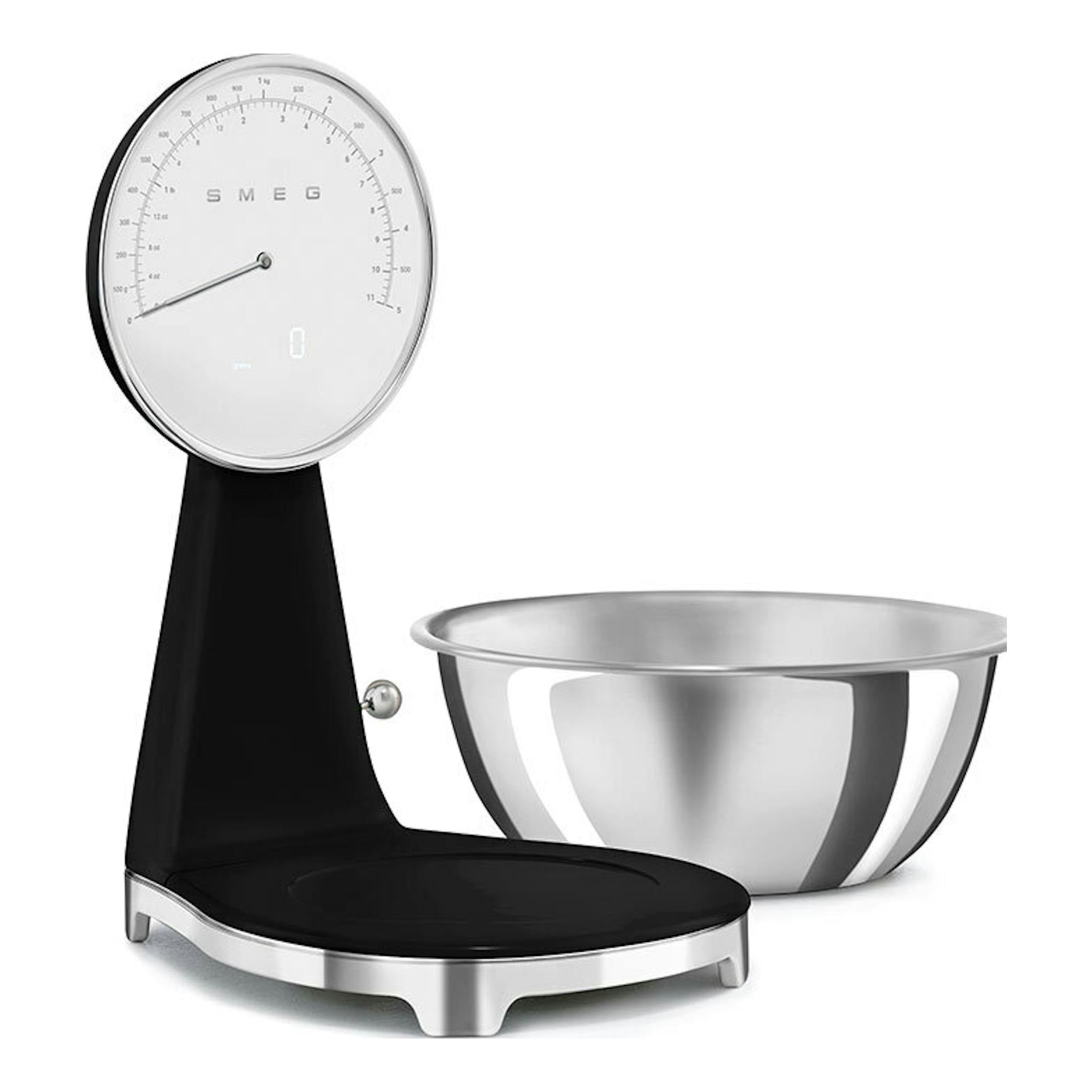 Balanza de cocina Smeg KSF01BLWW negra con cuenco metálico, vista frontal.