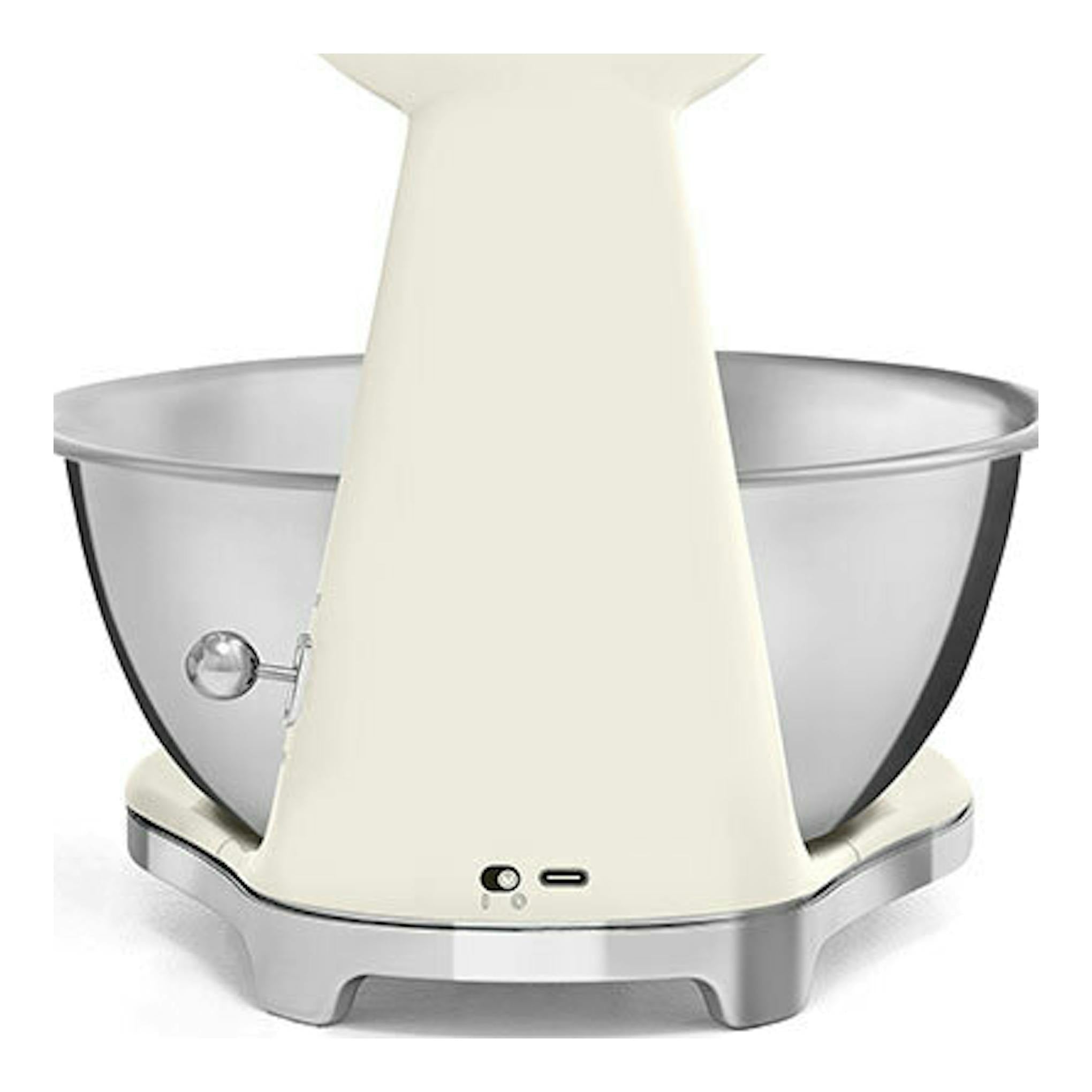 Balanza de cocina Smeg KSF01CRWW color crema, vista frontal, con bol de acero inoxidable.