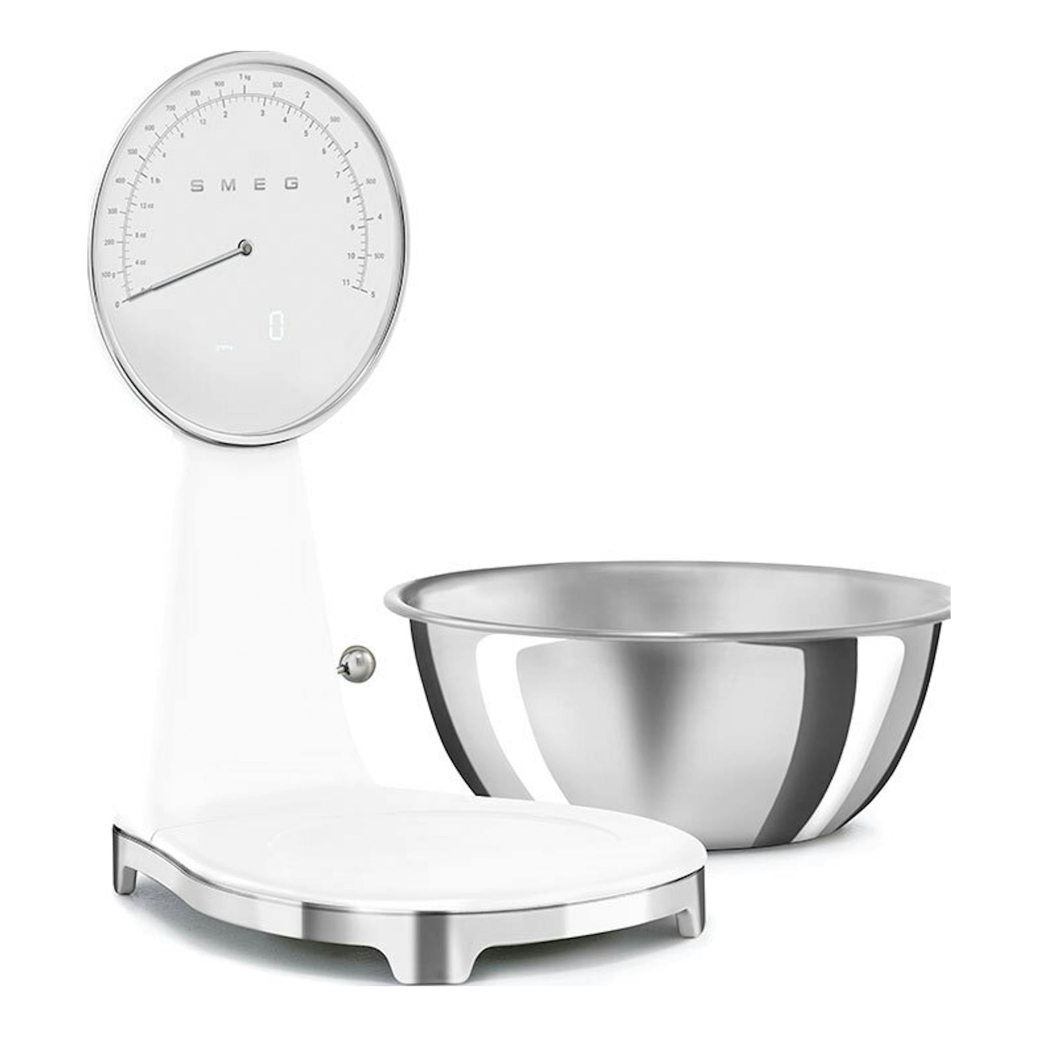 Balanza de cocina Smeg KSF01WHWW blanca, con dial analógico, bol de acero inoxidable y base blanca.