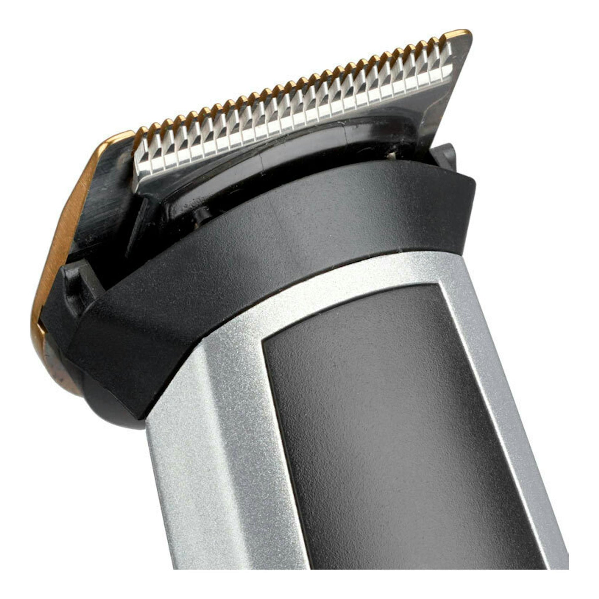 Babyliss MT725E, vista en primer plano en ángulo de la cuchilla negra y plateada de un barbero.