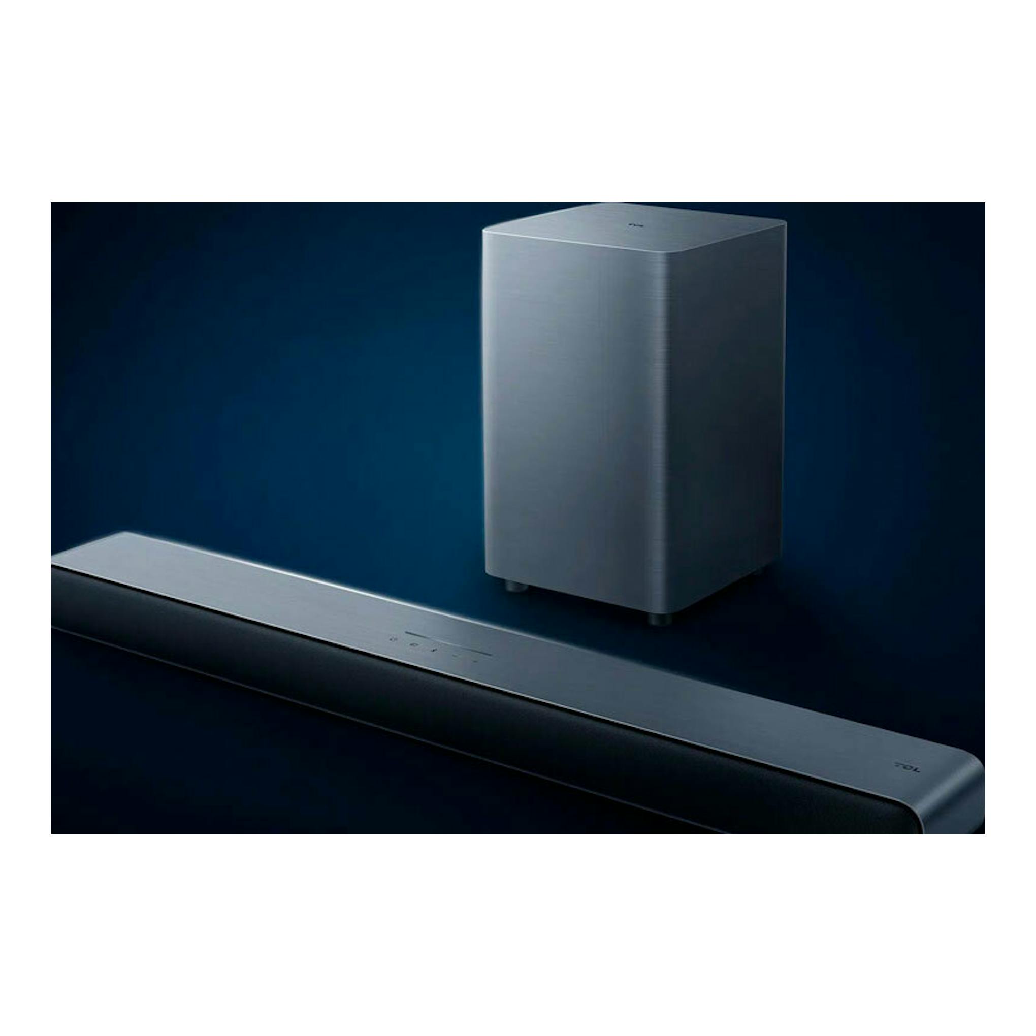 Barra de sonido TCL S55HE negra y subwoofer gris, vista en ángulo sobre fondo azul oscuro.