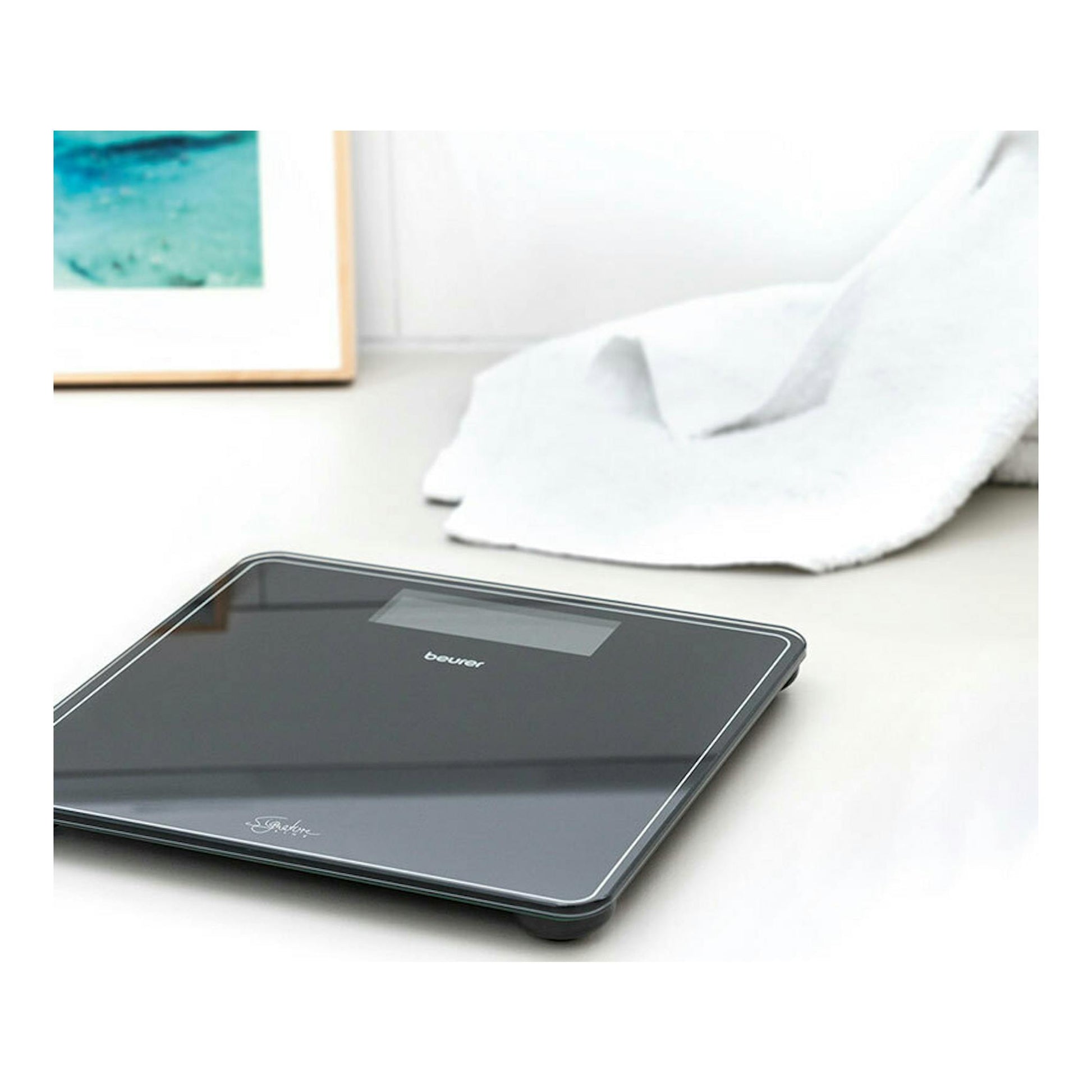Báscula eléctrica Beurer GS 400 negra, vista en ángulo sobre una superficie blanca.