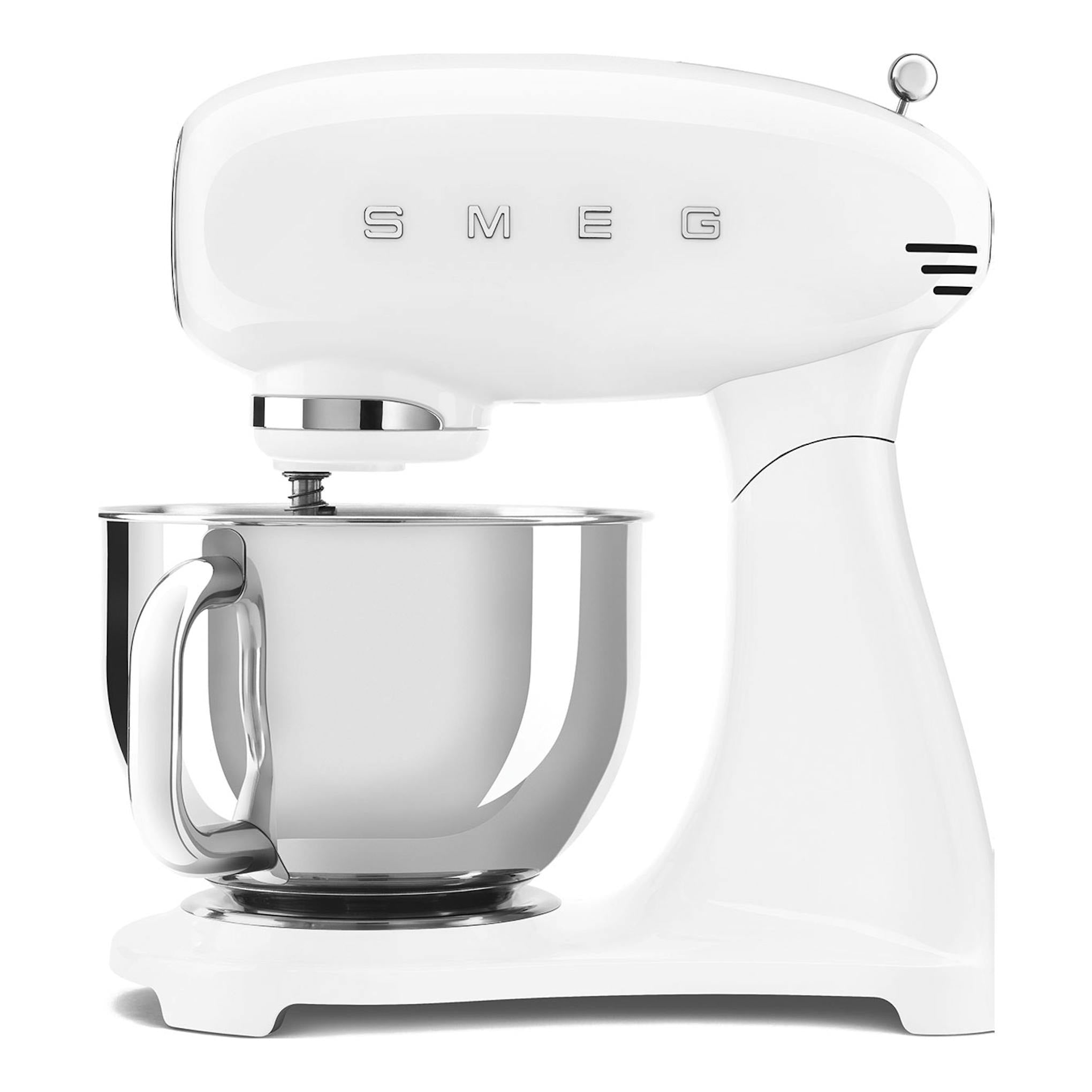 Batidora amasadora Smeg SMF03WHEU blanca con bol metálico, vista frontal.