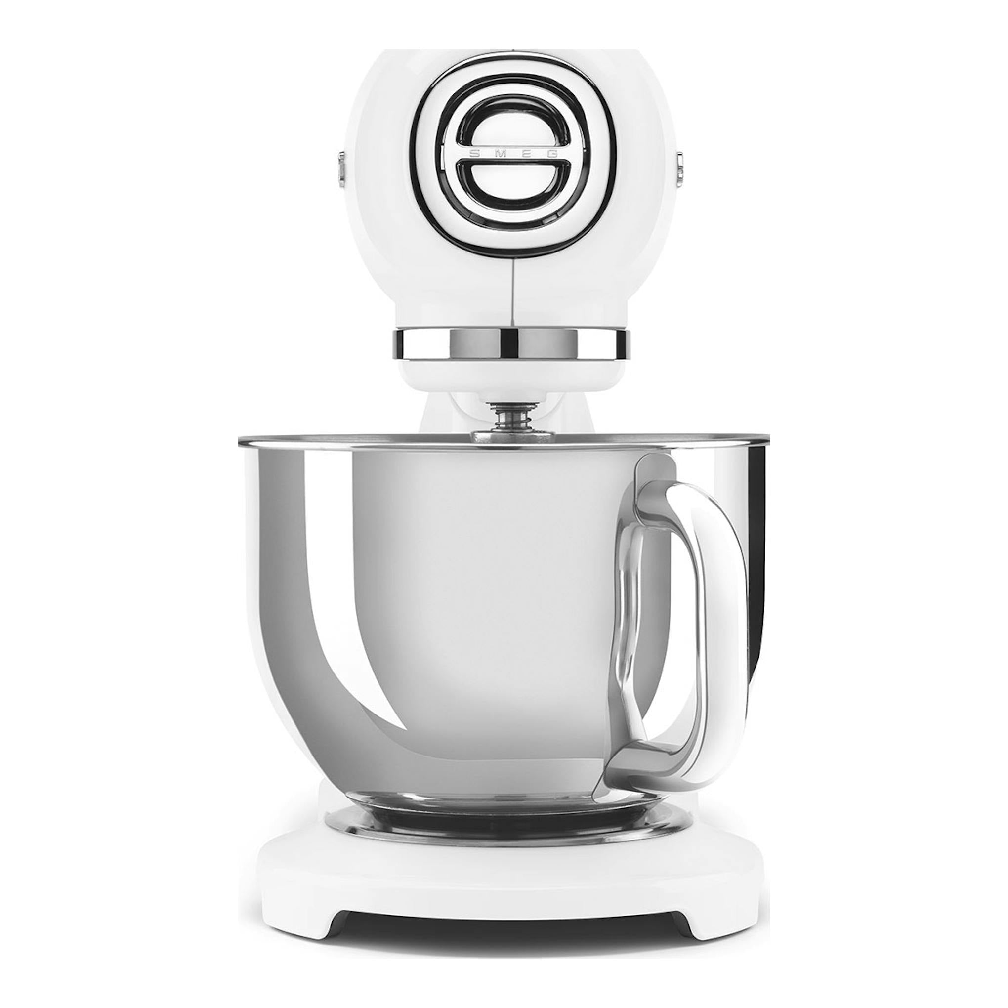 Batidora amasadora Smeg SMF03WHEU blanca, vista frontal, con bol de acero inoxidable.