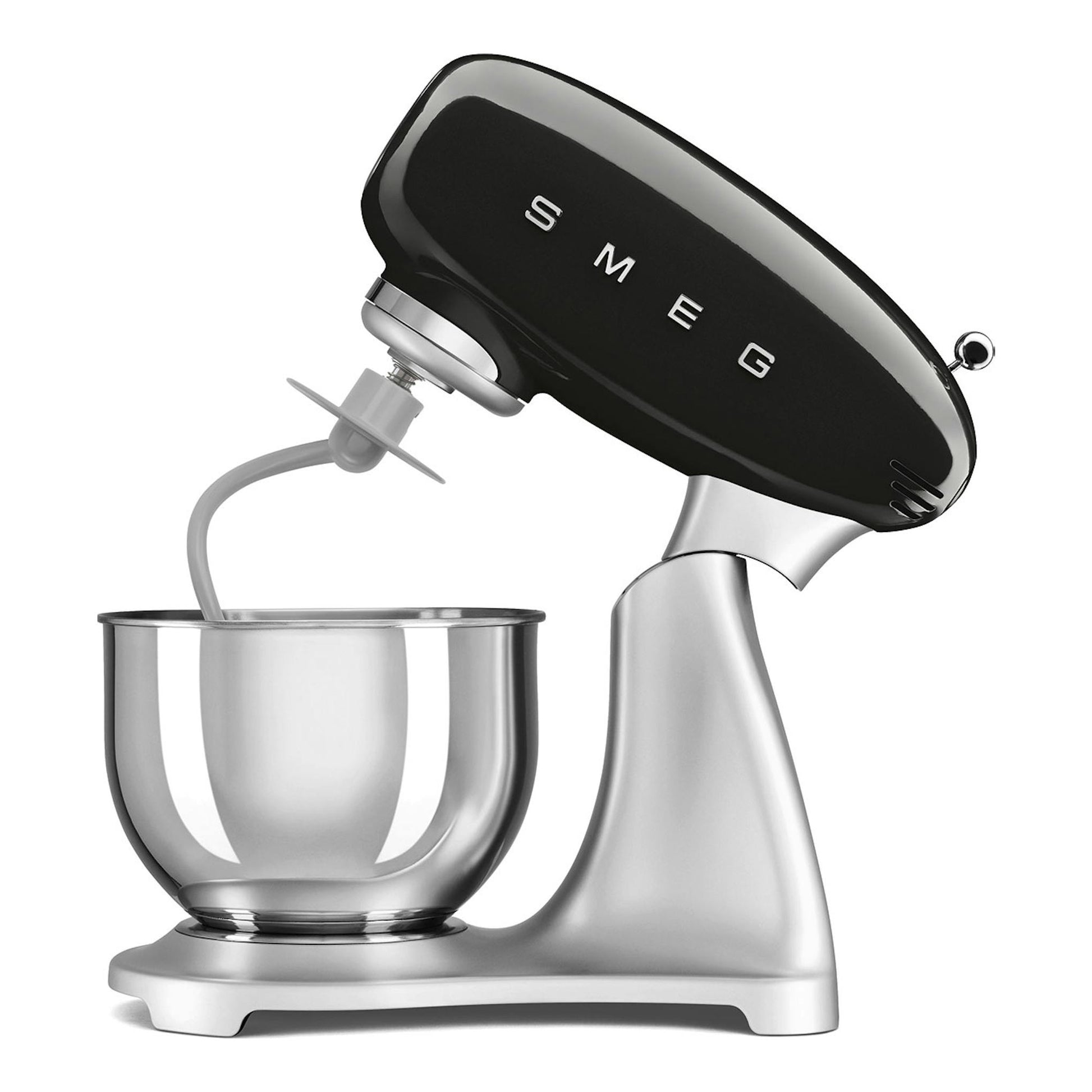 Batidora amasadora Smeg SMF04BLEU negra y plateada, vista lateral, con bol mezclador de acero.