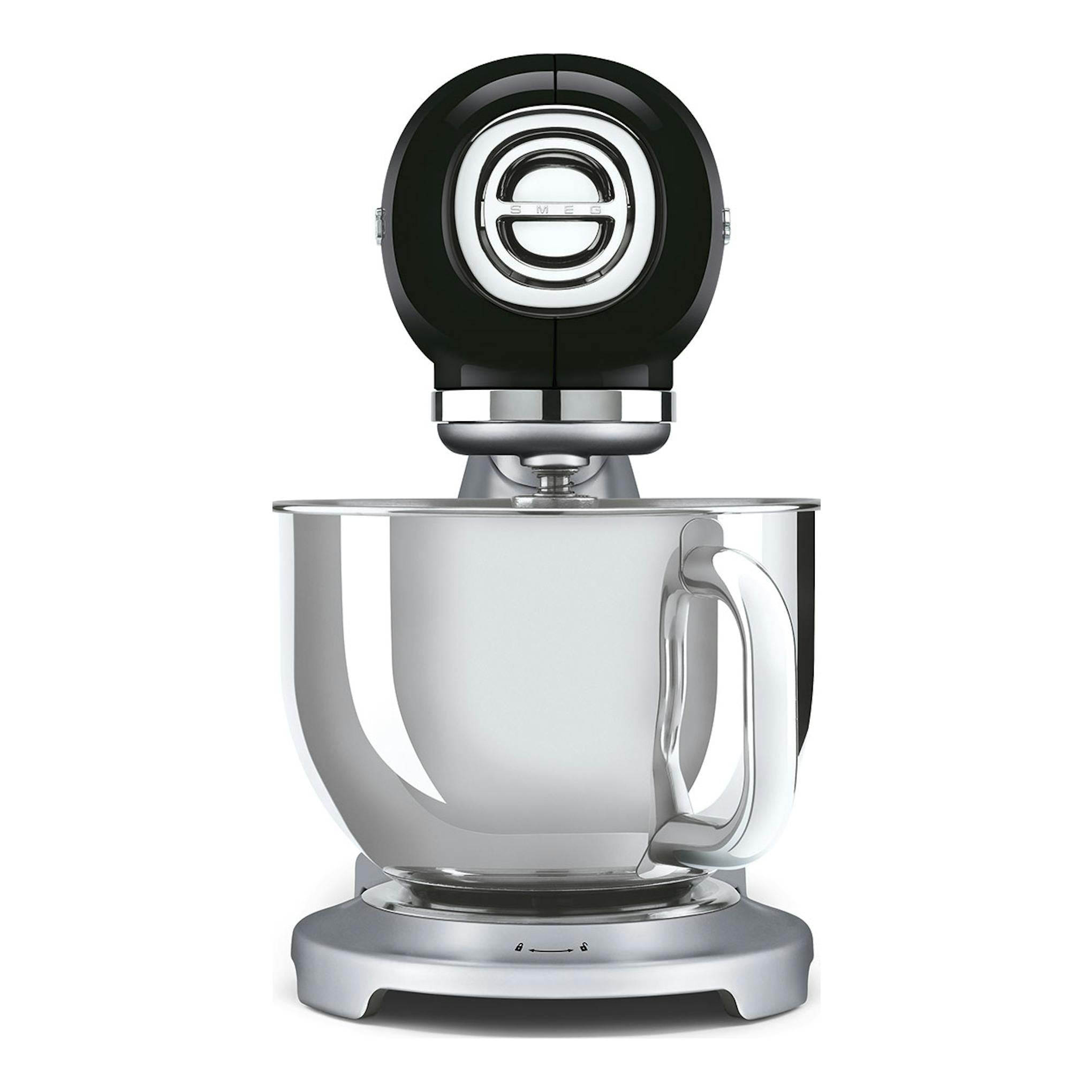Batidora amasadora Smeg SMF04BLEU negra y plateada, vista frontal, con bol de acero inoxidable.