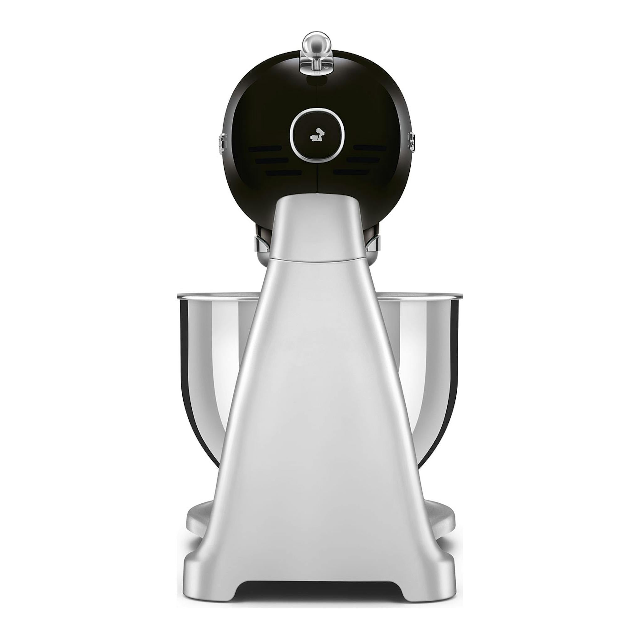 Batidora amasadora Smeg SMF04BLEU, frontal, negra y plateada, con bol de acero inoxidable.