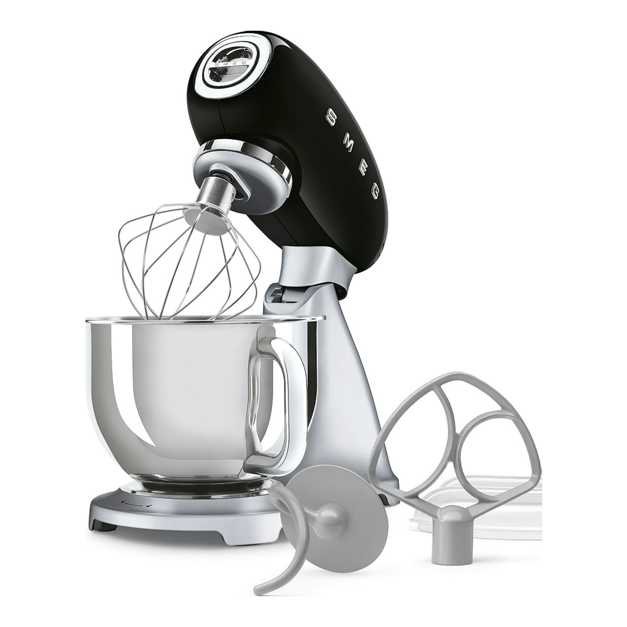 Batidora amasadora Smeg SMF04BLEU negra con bol y accesorios, vista en tres cuartos sobre fondo blanco.