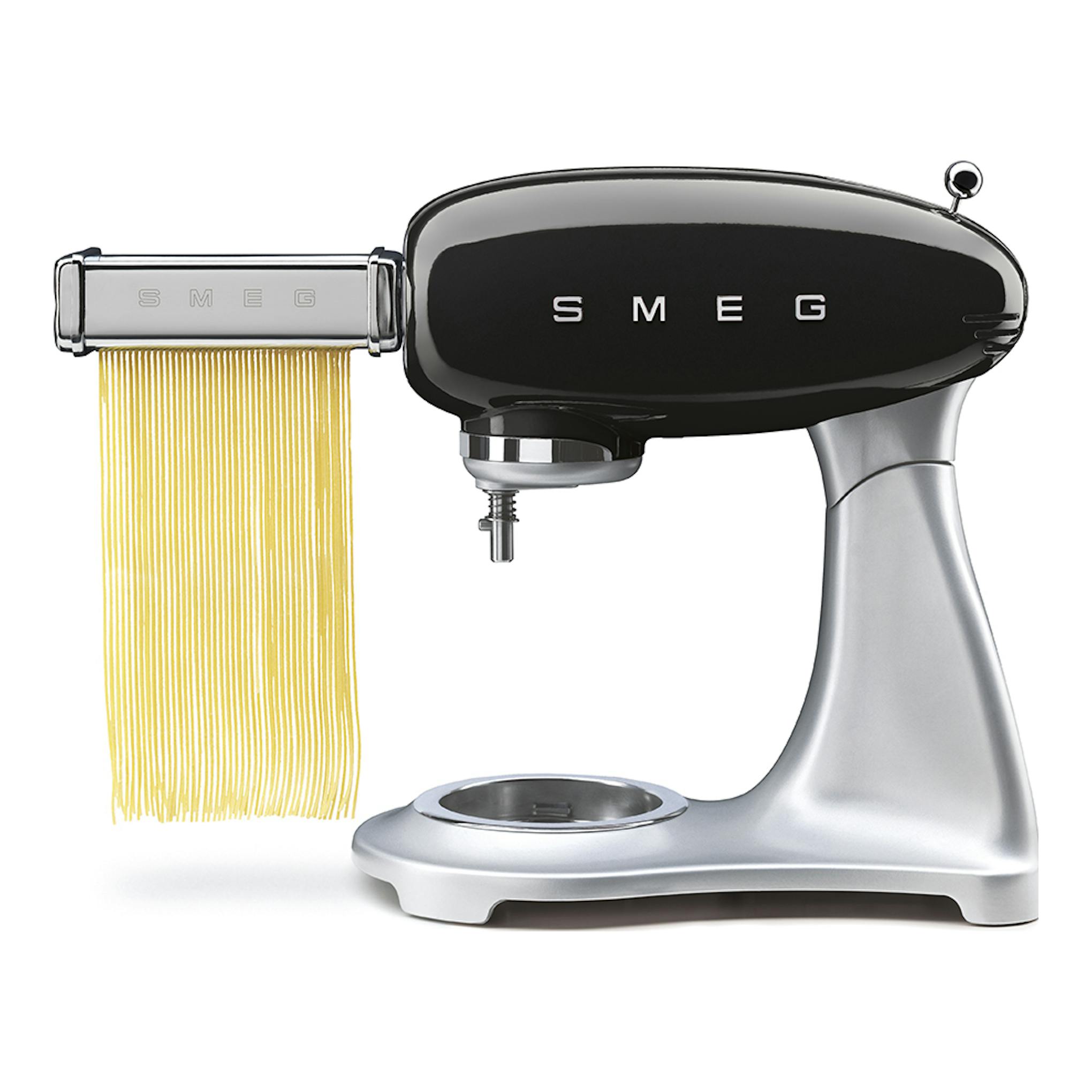 Batidora amasadora Smeg SMF04BLEU negra y plateada, con accesorio de pasta y espaguetis colgando, vista lateral.