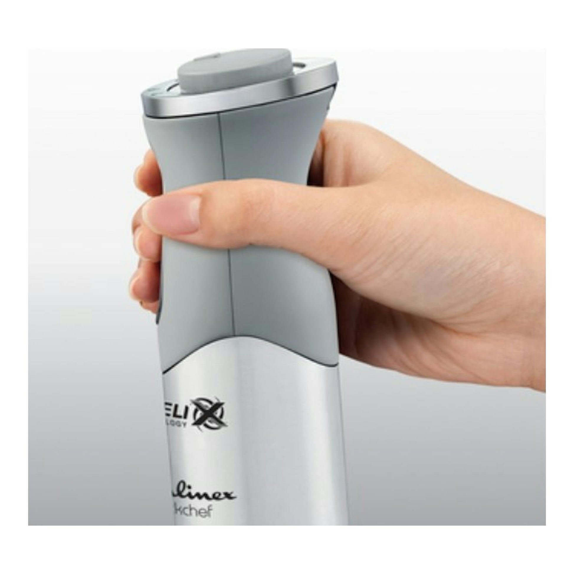 Batidora de mano Moulinex Quickchef gris y blanca, vista frontal, sujetada con una mano.