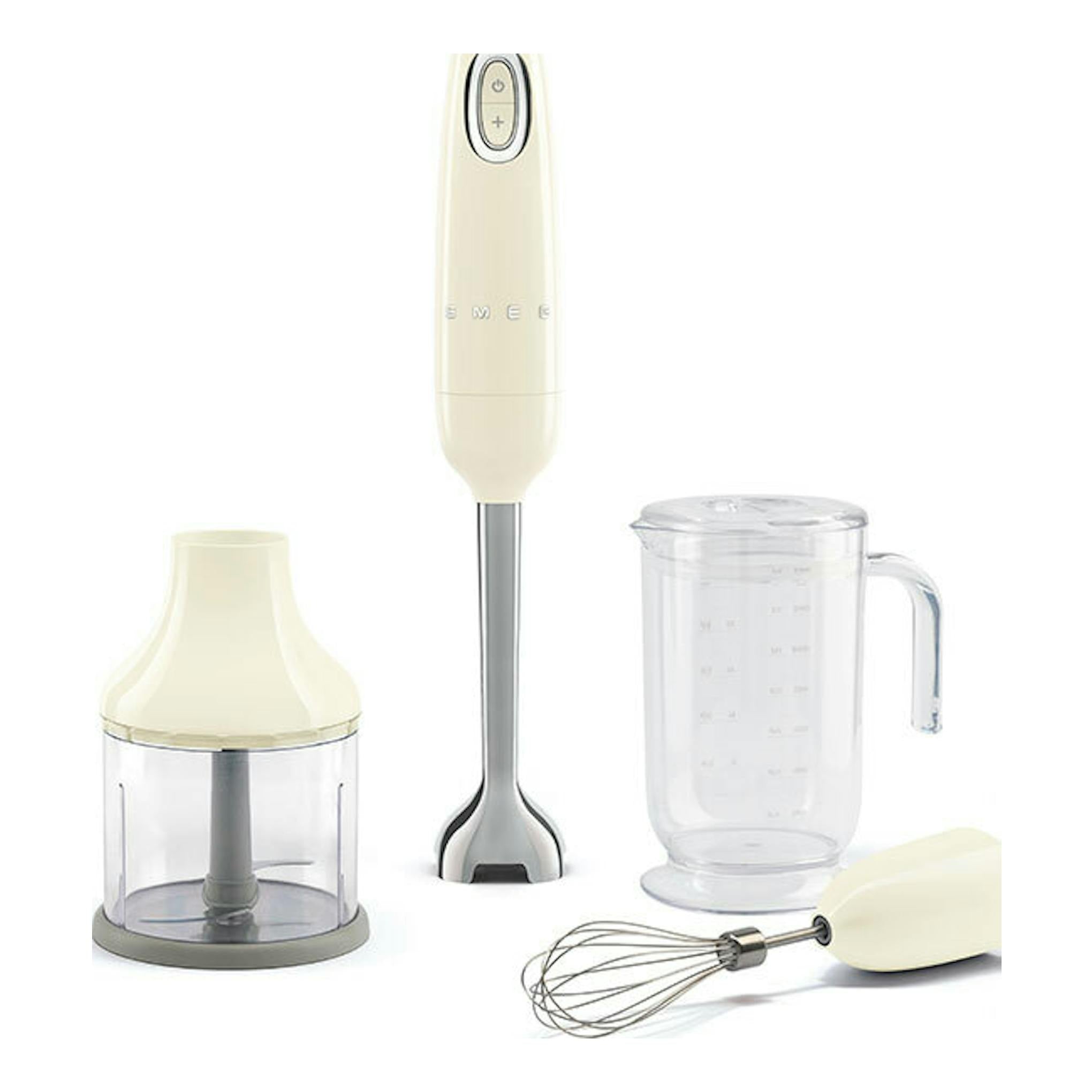 Batidora de mano Smeg HBF03CREU crema, vista frontal, con vaso medidor, picador y varilla batidora.