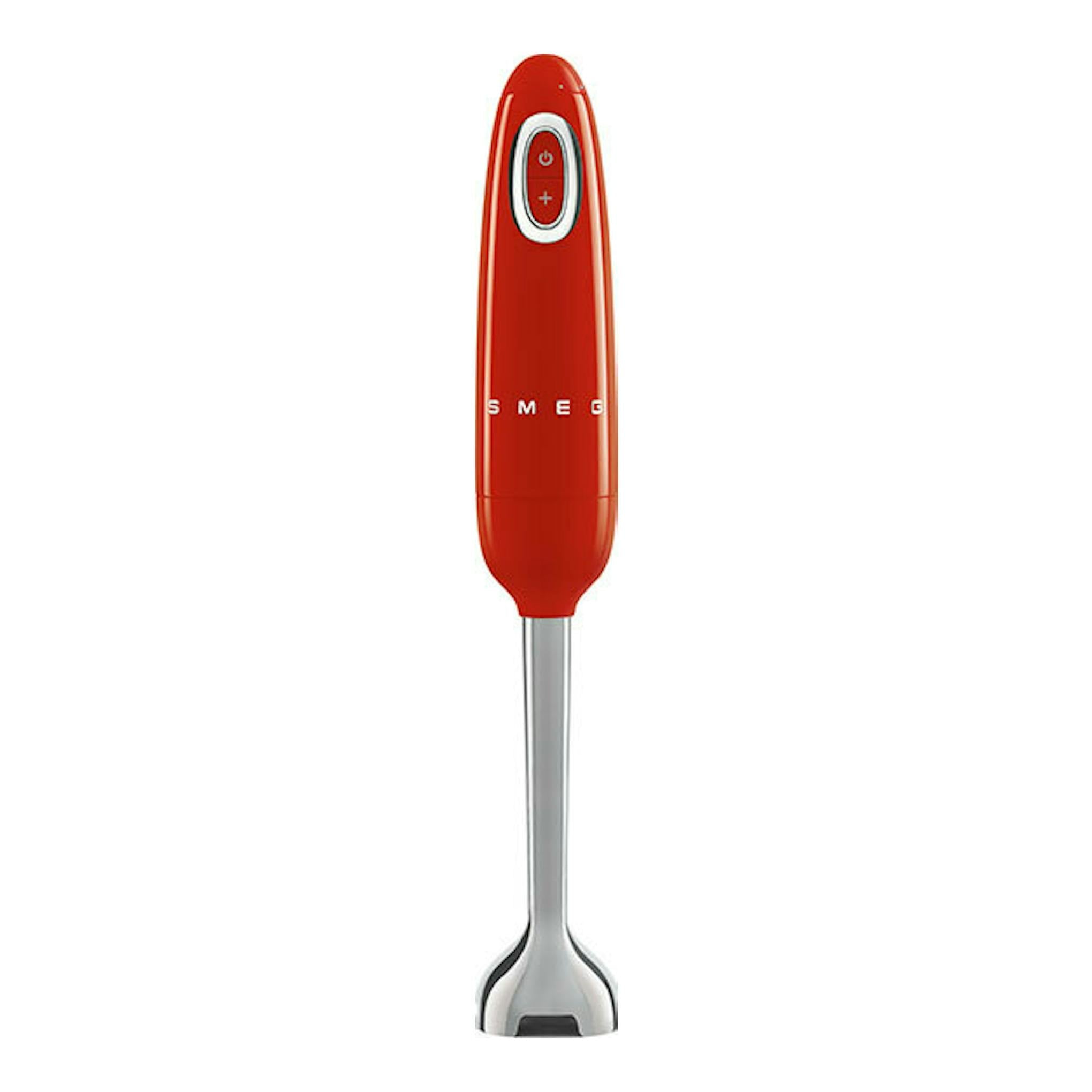 Batidora de mano Smeg HBF03RDEU roja, vista frontal, con cuerpo rojo y pie metálico.