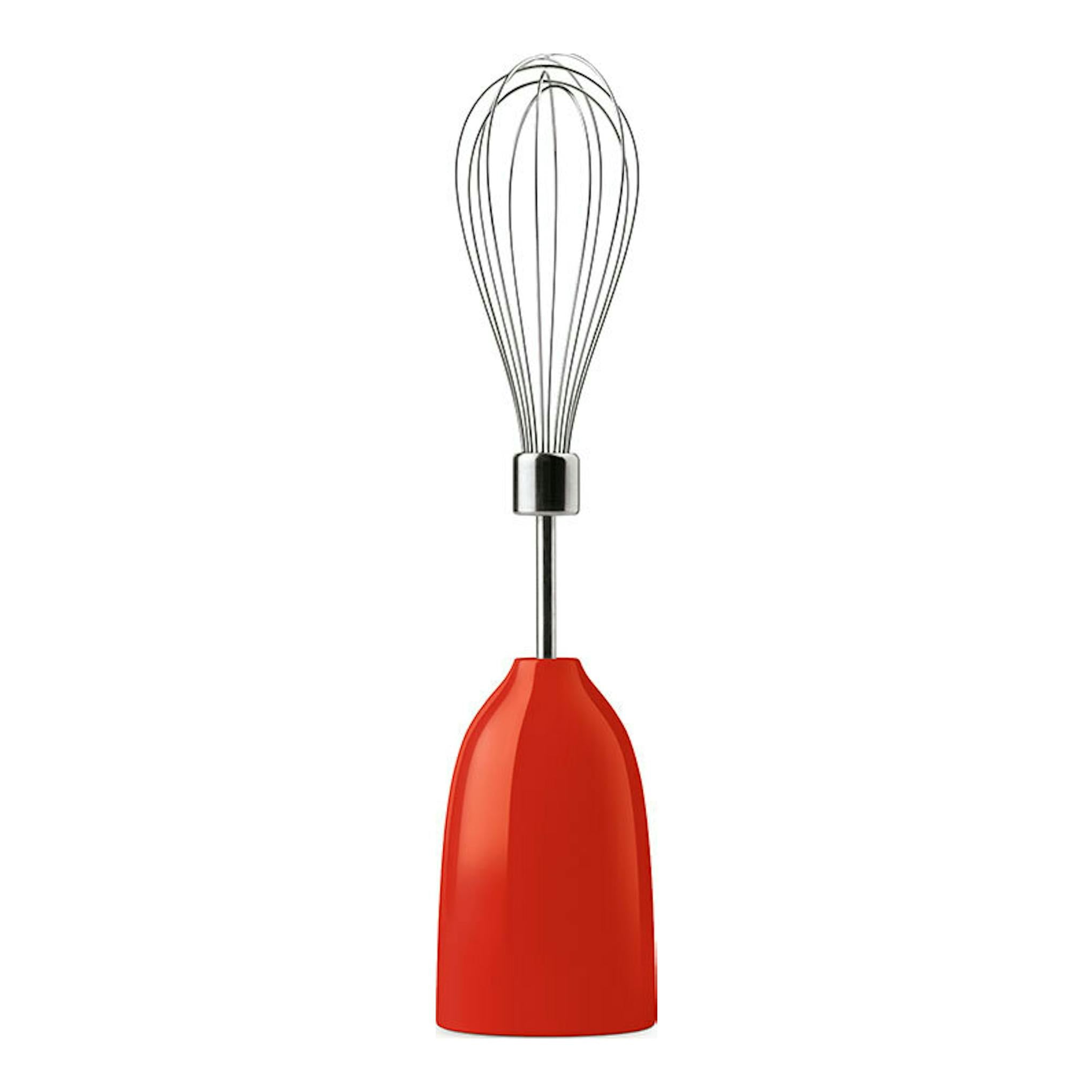 Batidora de mano Smeg HBF03RDEU roja, vista frontal, con accesorio batidor y fondo blanco.