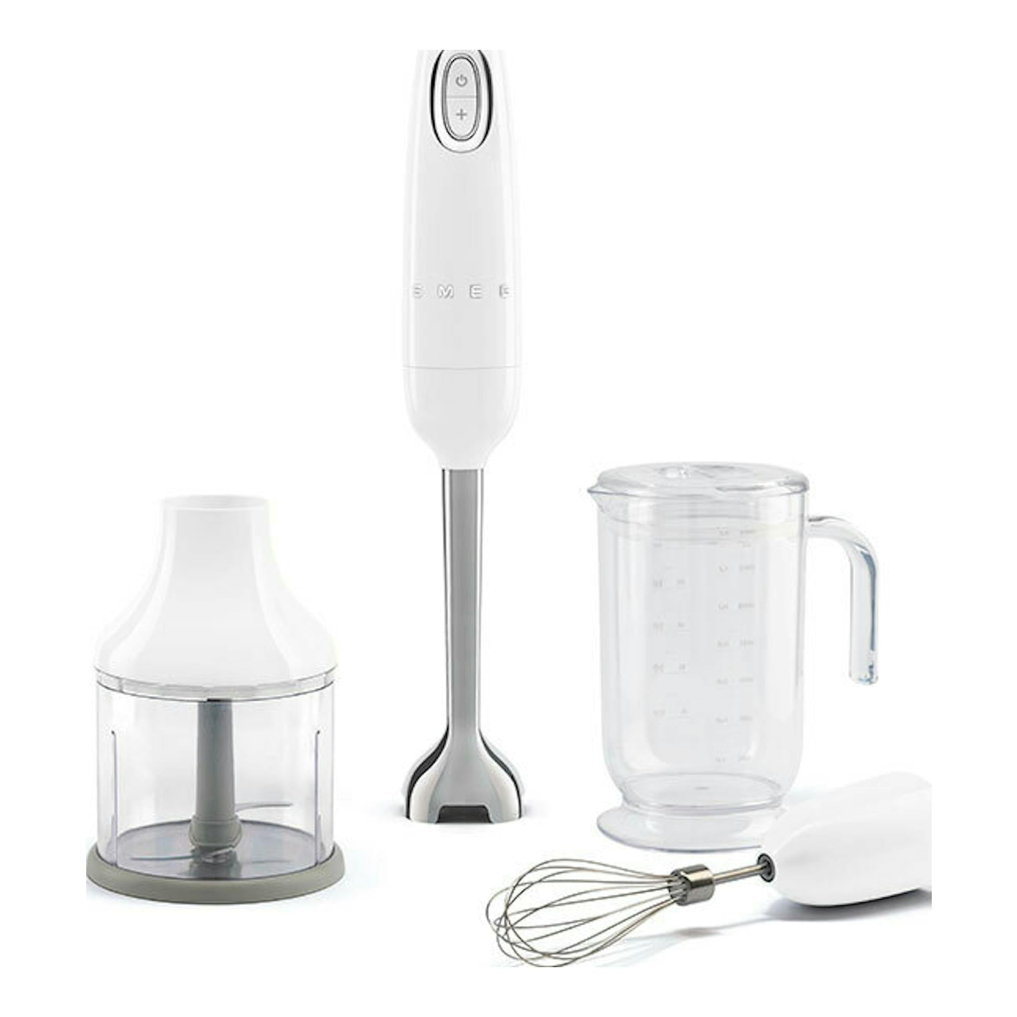 Batidora de mano Smeg HBF03WHEU blanca con vaso medidor, picadora y varillas, vista frontal.