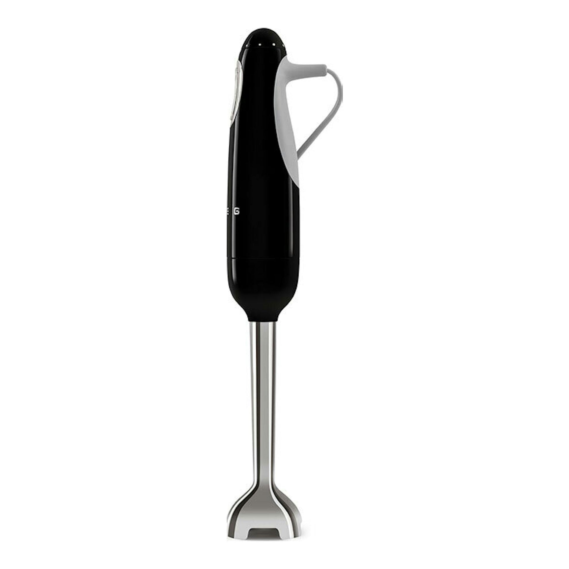 Batidora de mano Smeg HBF11BLEU negra, vista frontal, con brazo metálico y asa gris.