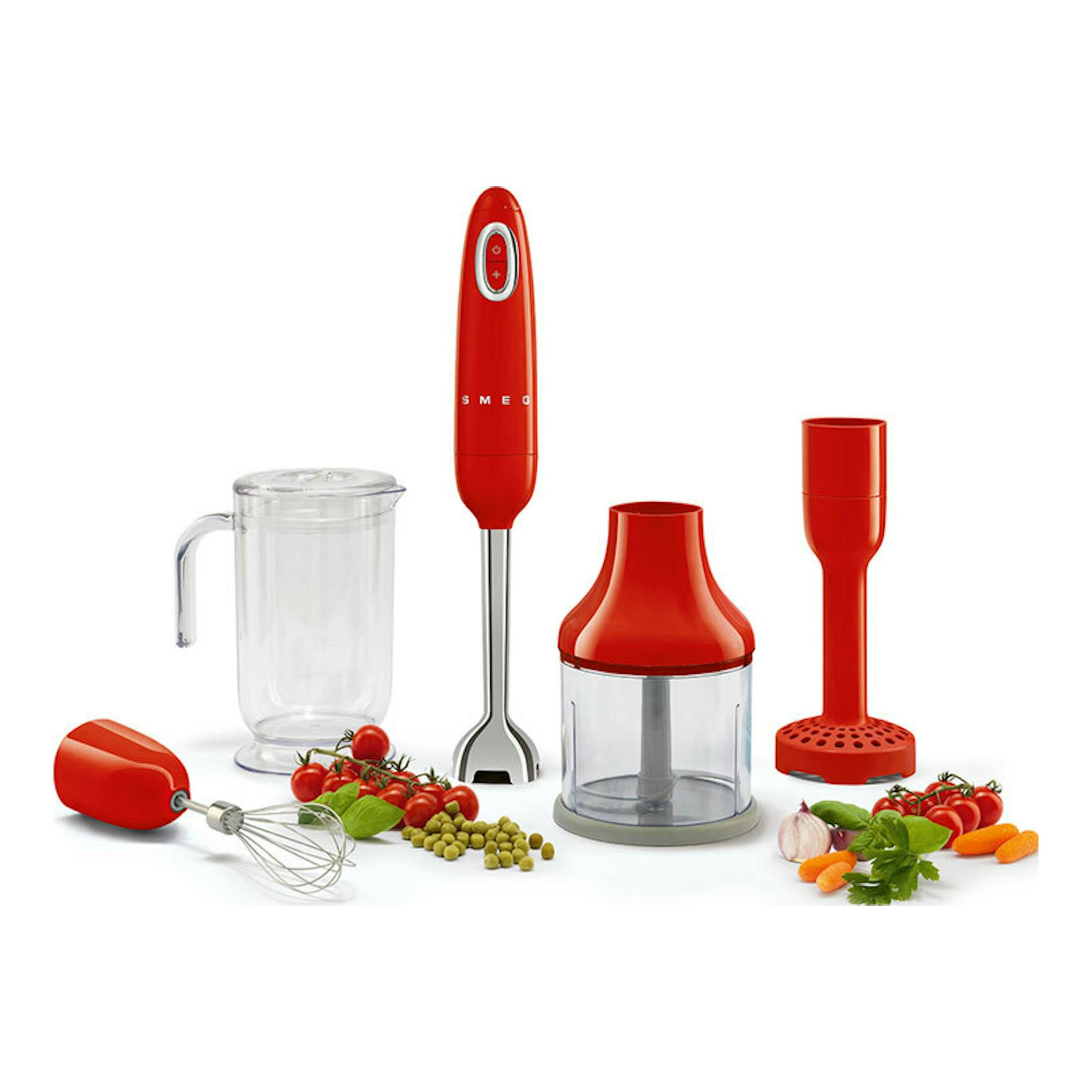 Batidora de mano Smeg HBF22RDEU roja, vista frontal, con accesorios y vaso medidor sobre fondo blanco.