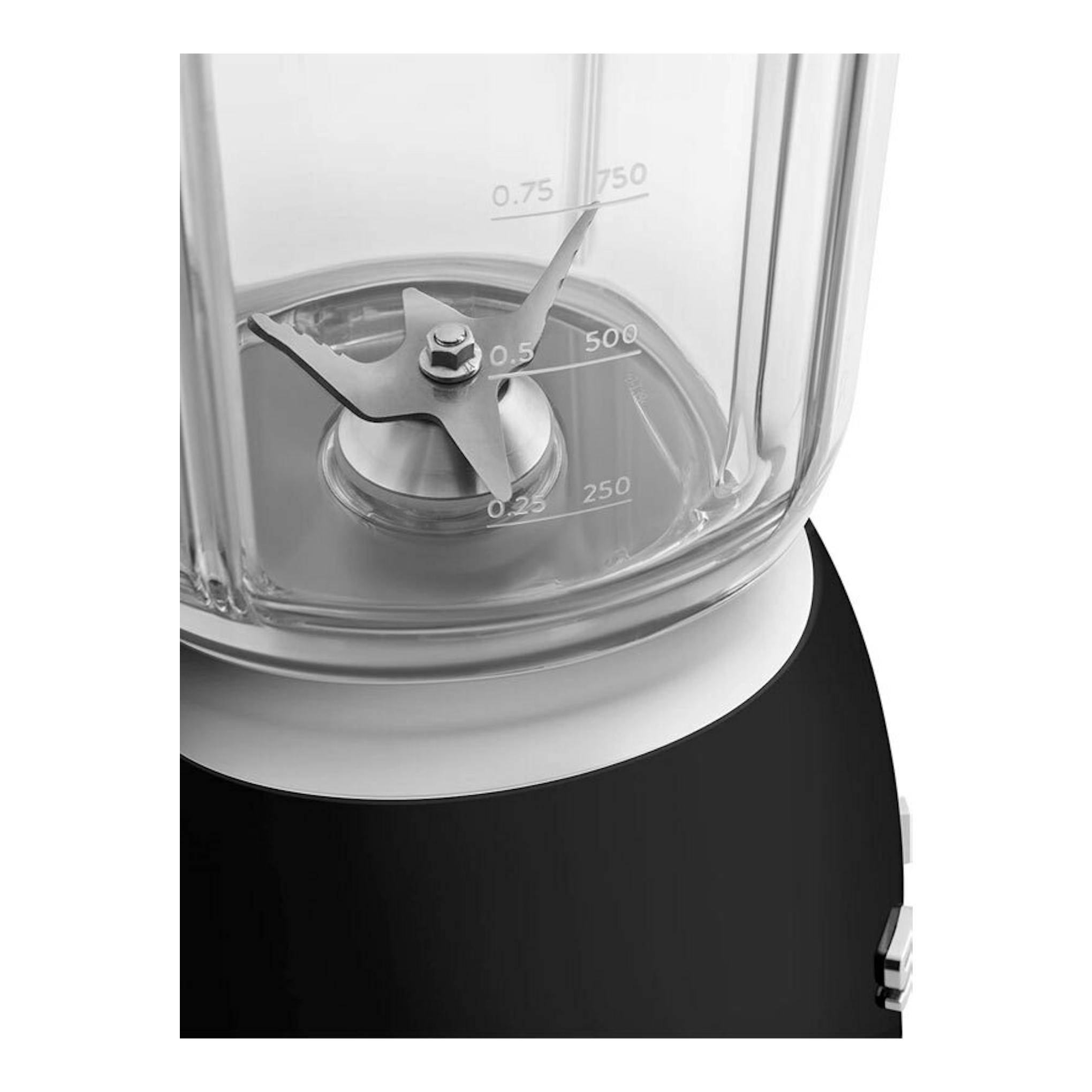 Batidora de vaso Smeg BLF03BLEU negra, vista en detalle del vaso y las cuchillas sobre base negra.