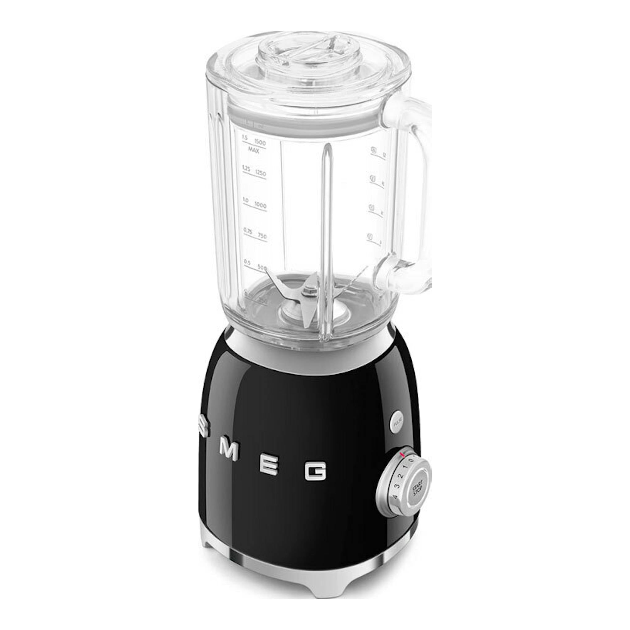 Batidora de vaso Smeg BLF03BLEU negra, vista frontal, con jarra transparente y base negra.
