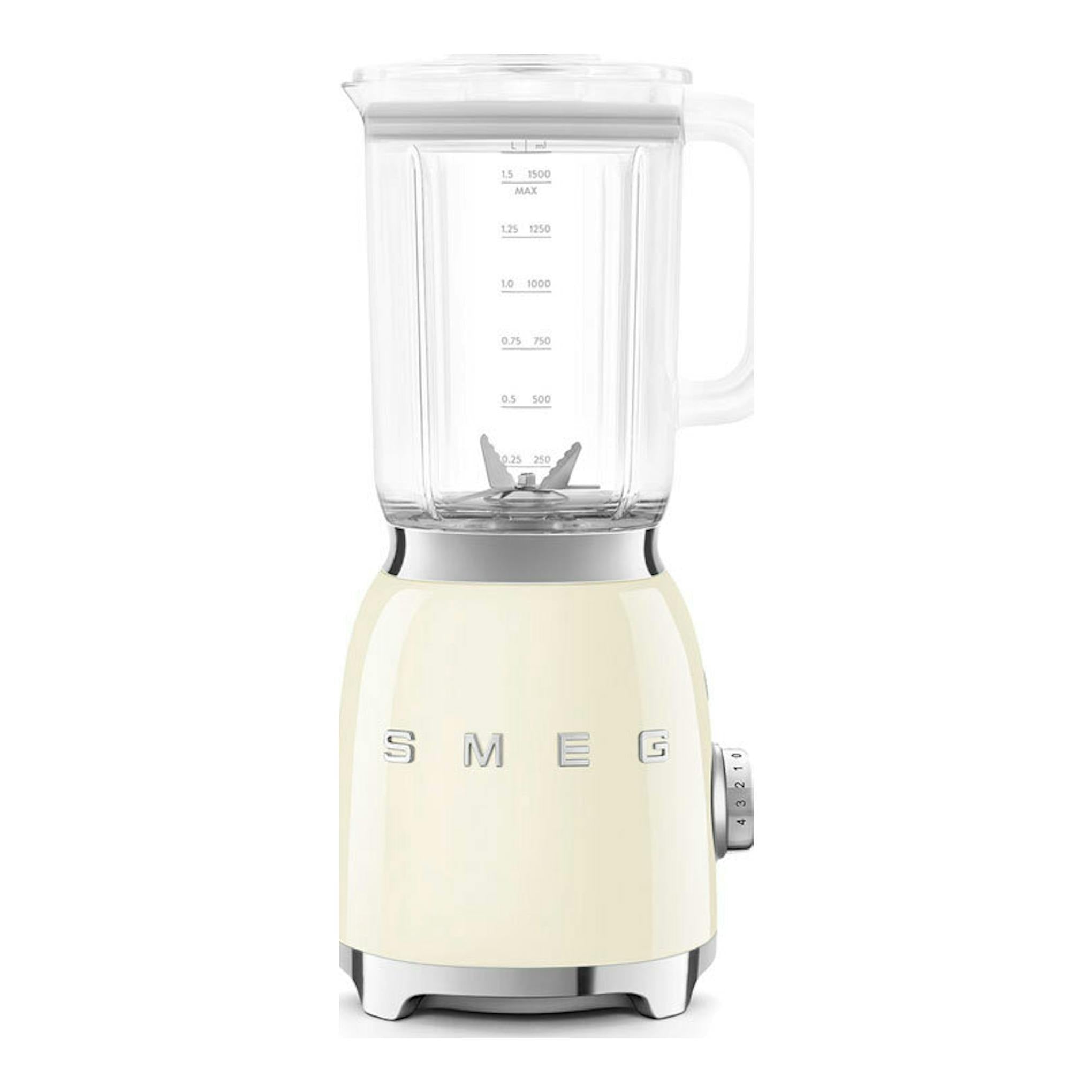 Batidora de vaso Smeg BLF03CREU crema, vista frontal con jarra transparente y base beige.