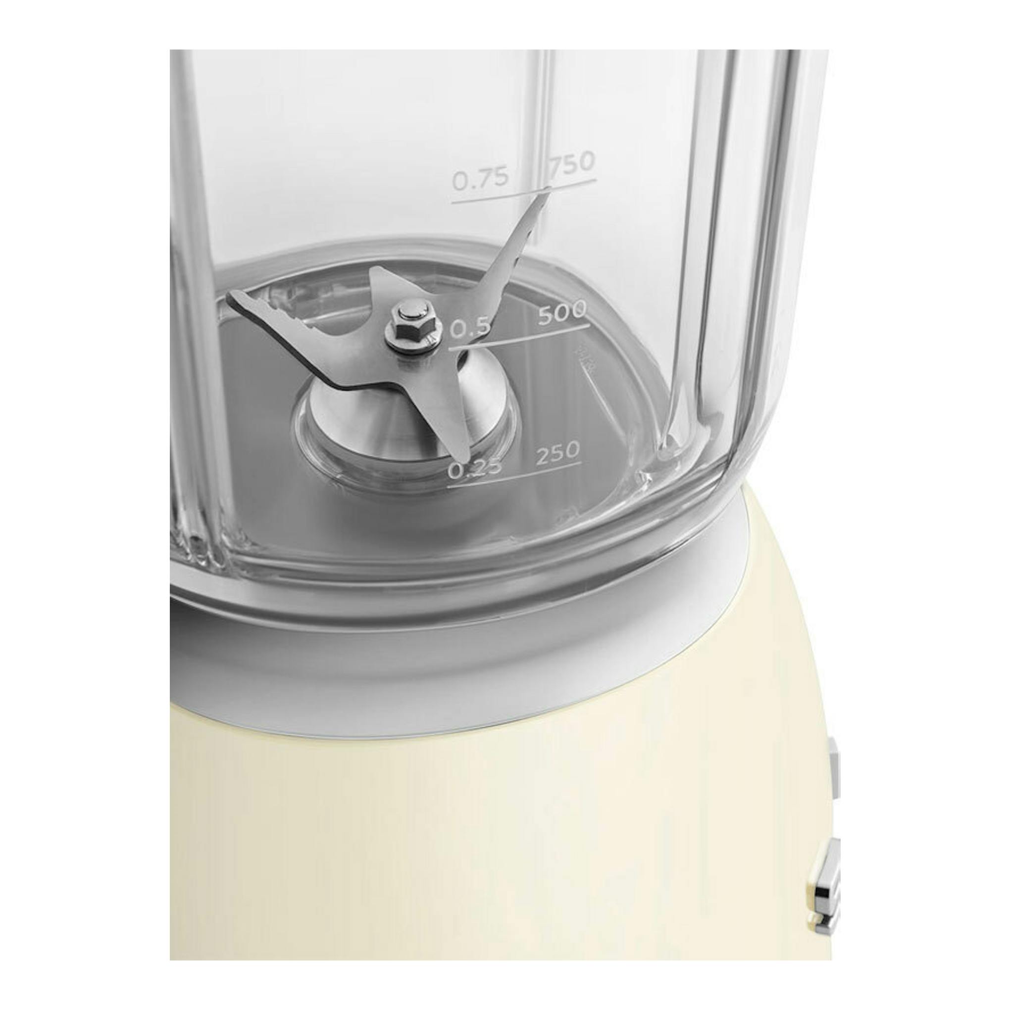 Batidora de vaso Smeg BLF03CREU crema, vista en primer plano del vaso y la base.