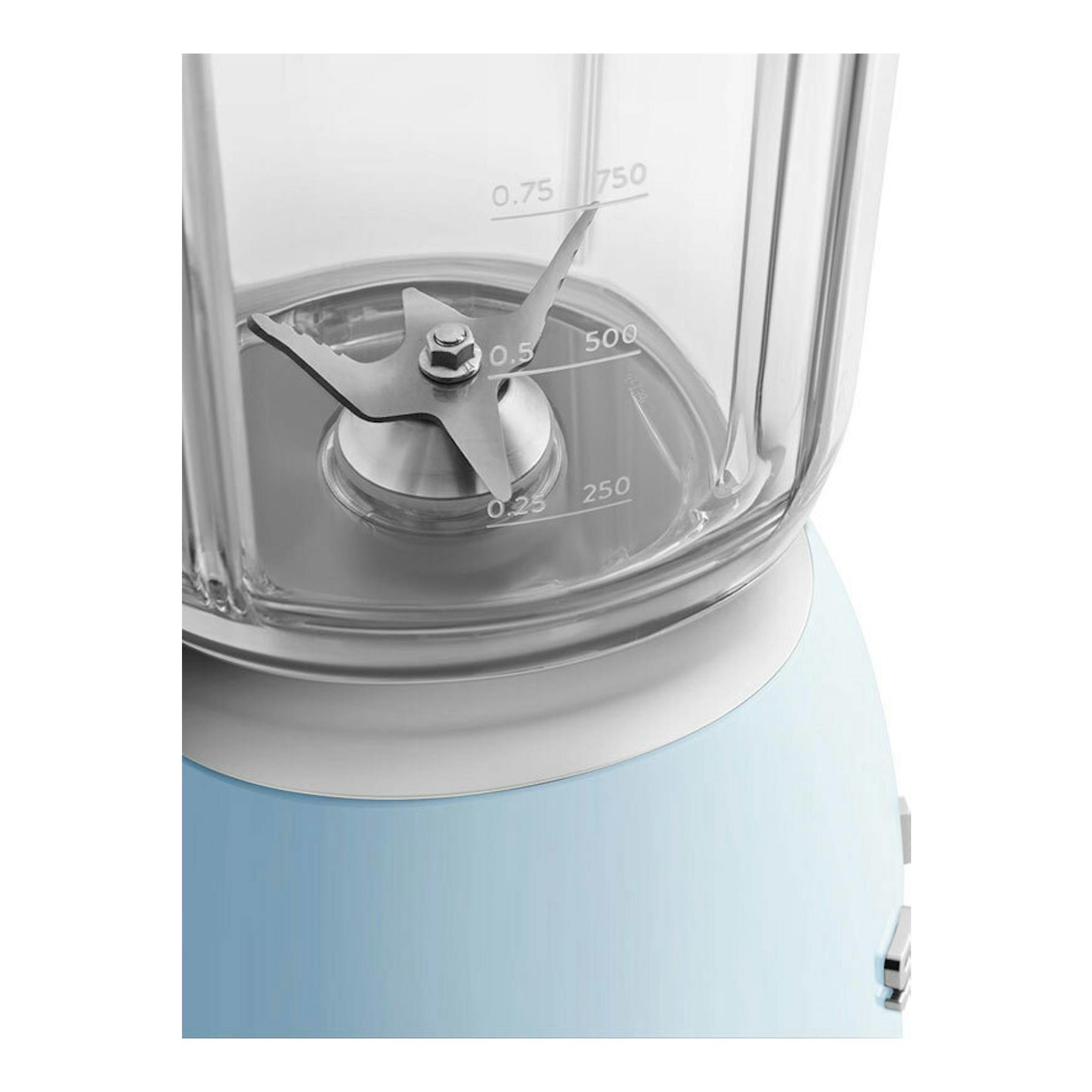 Batidora de vaso Smeg BLF03PBEU azul claro, primer plano del vaso de vidrio y la base.
