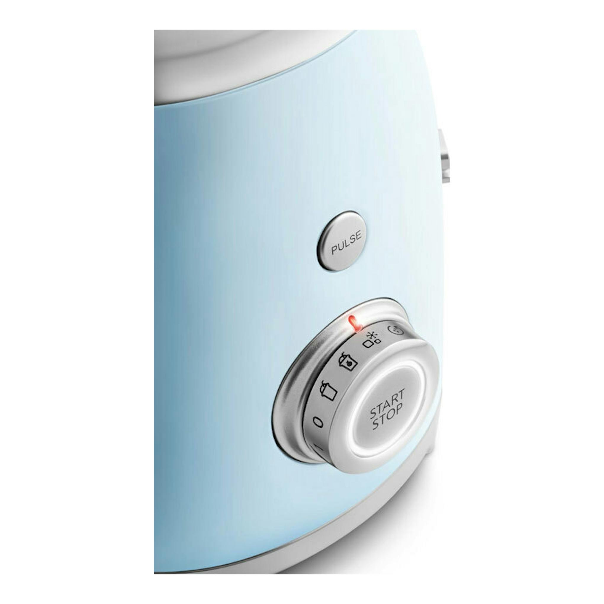 Batidora de vaso Smeg BLF03PBEU azul, vista en primer plano del panel con botón Pulse y selector Start/Stop.