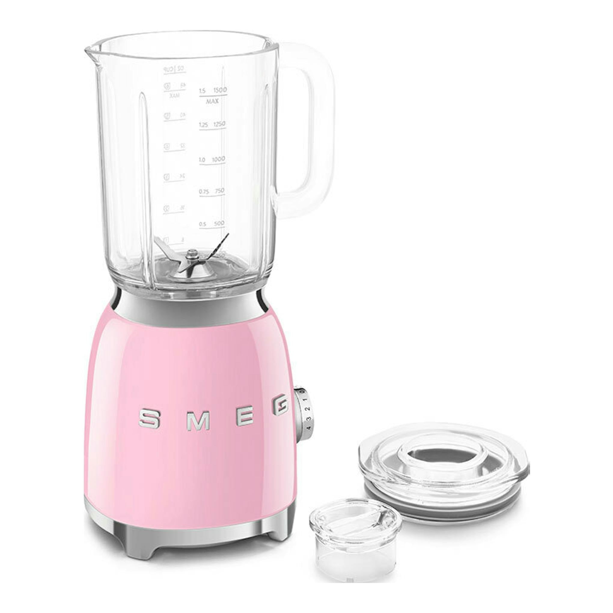 Batidora de vaso Smeg BLF03PKEU rosa con jarra de vidrio y accesorios, vista frontal.